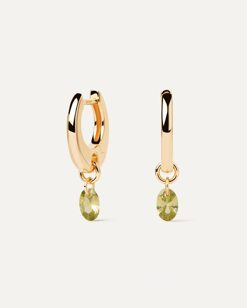 Aros de plata bañada en oro con un colgante de circonita verde en forma de gota