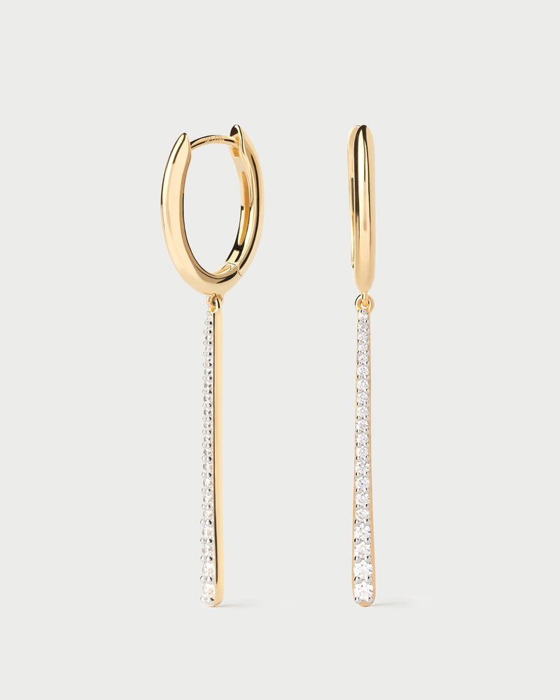Aros delicados con colgante largo adornado con circonitas en forma de gota