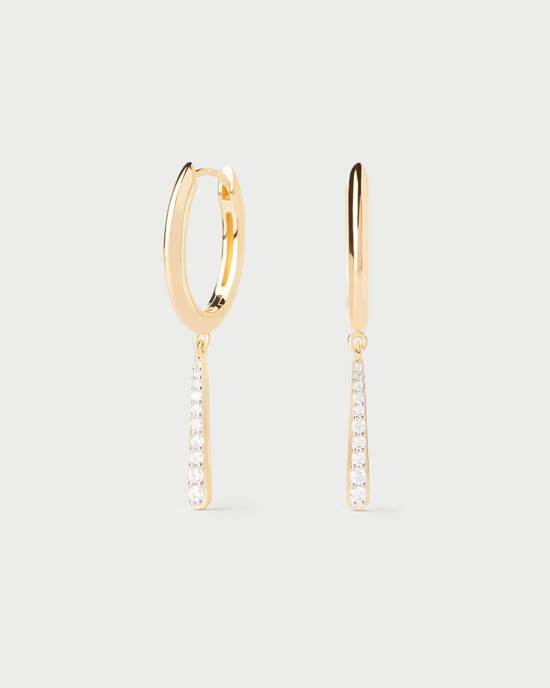 Aros delicados con colgante adornado con circonitas en forma de gota