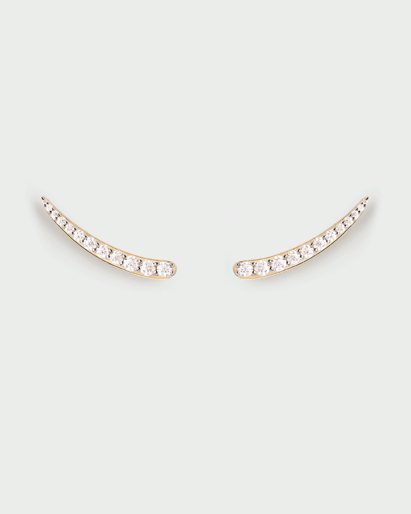 Pendientes trepadores modernos con pavé de circonitas en forma de punta