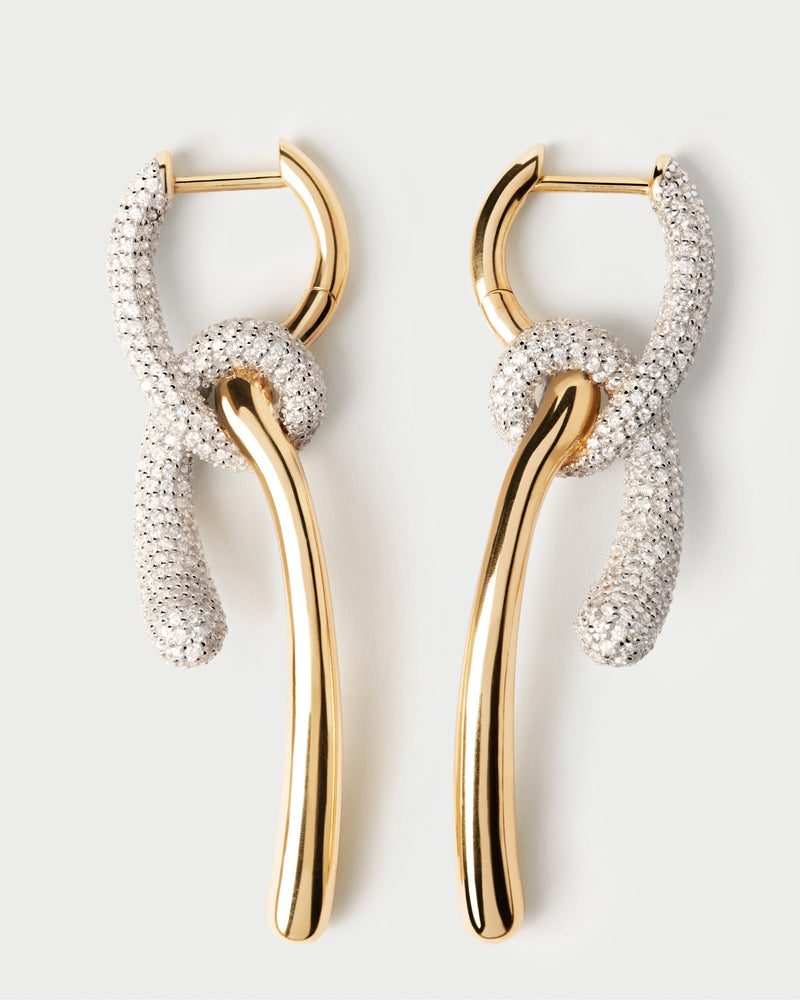 Elegant asymmetrische Creolen mit kontrastierenden geknoteten Pavé-Zirkonia-Anhängern