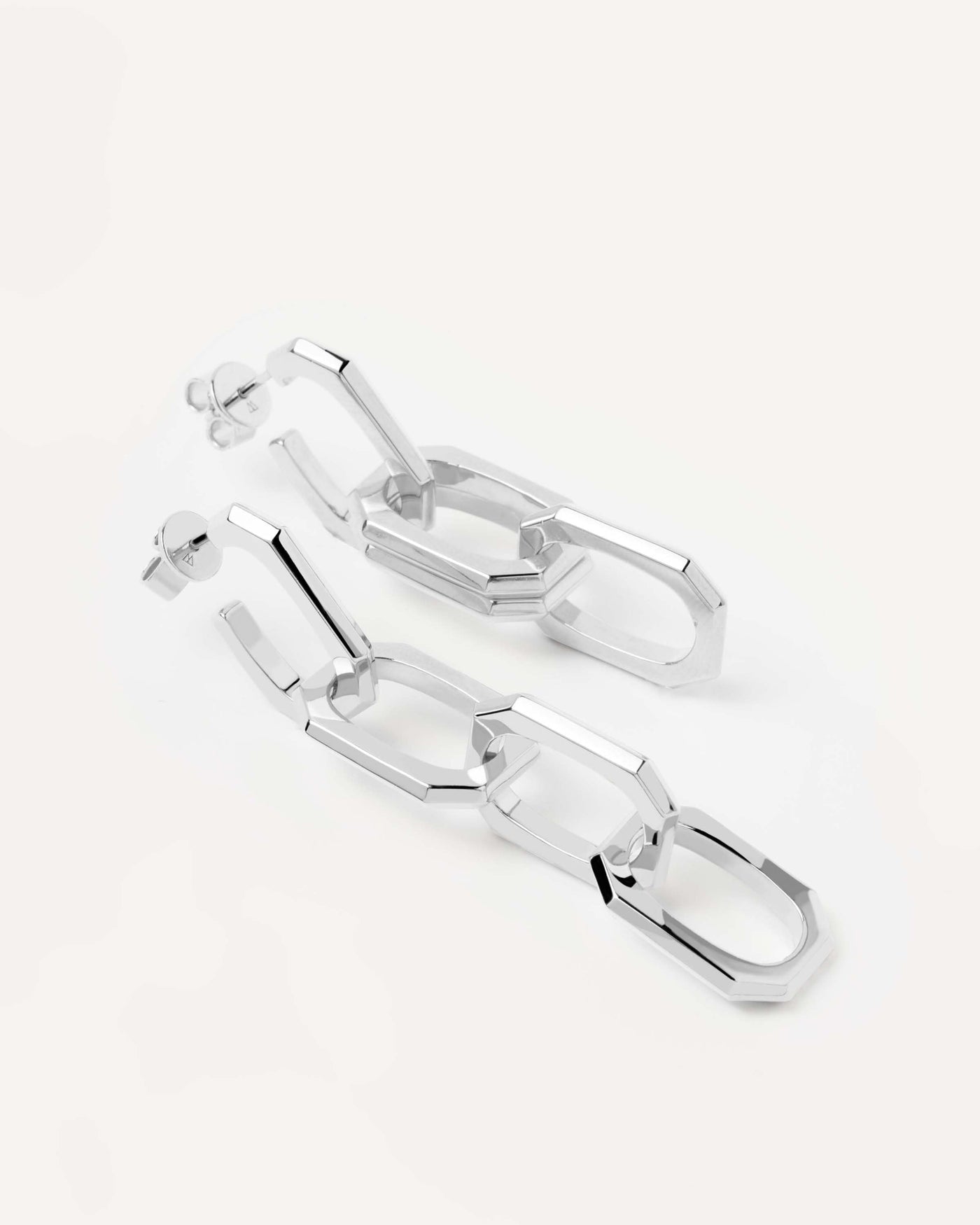 Selezione 2023 | Orecchini a catena argento Signature. Orecchini pendenti con catena a filo e maglie ottagonali placcati in argento rodiato. Acquista le ultime novità di PDPAOLA. Effettua il tuo ordine in tutta sicurezza e non lasciarti sfuggire questo best seller. Spedizione gratuita.