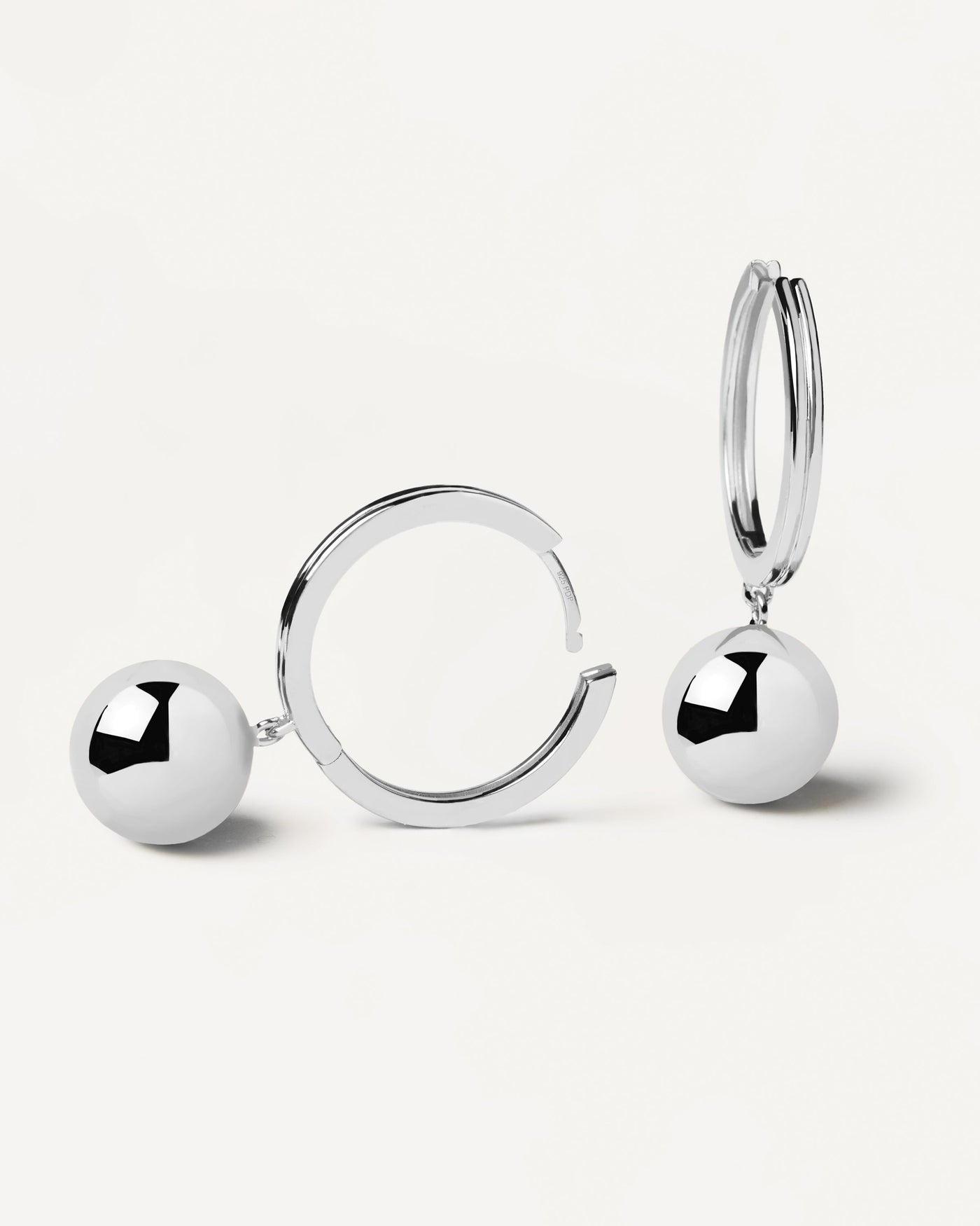 Selección 2023 | Pendientes de plata Super Future. Aros de plata de ley con bola colgante. Consigue las últimas novedades de PDPAOLA. Haz tu pedido de forma segura y obtén este Best Seller. Envío Gratis.