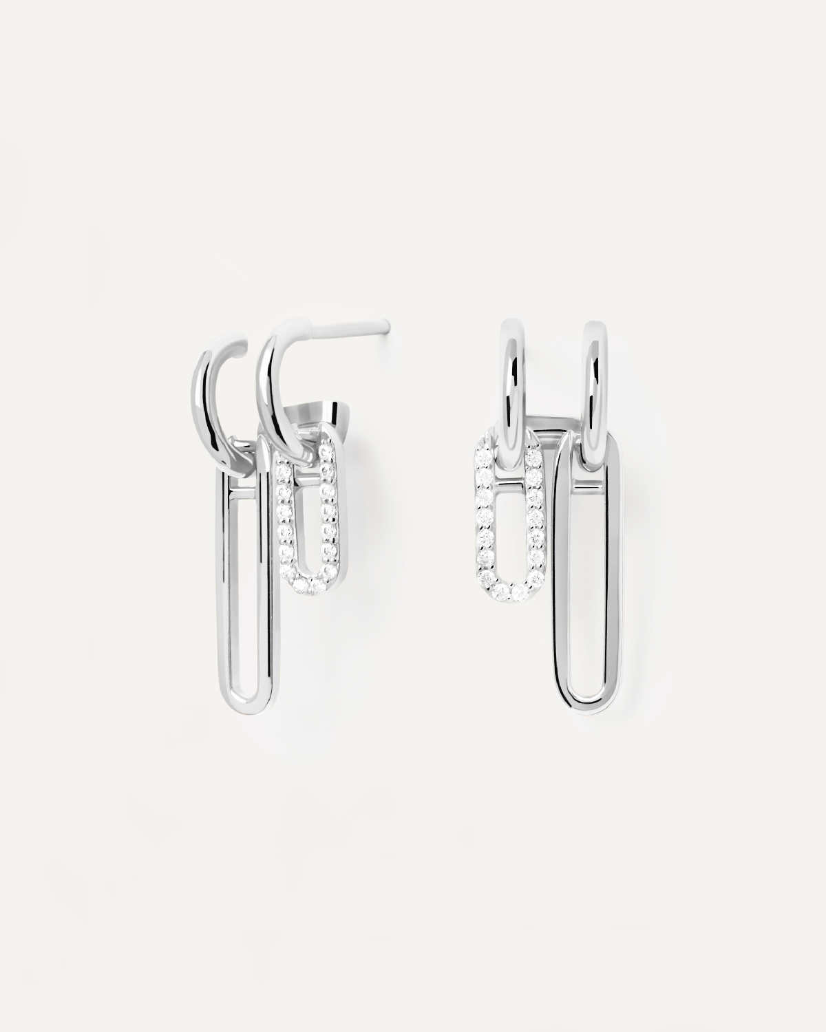 Nexa Silberohrringe. Lange asymmetrische Ohrringe aus 925er Silber mit weißen Zirkonias. Erhalten Sie die neuesten Produkte von PDPAOLA. Geben Sie Ihre Bestellung sicher auf und erhalten Sie diesen Bestseller.