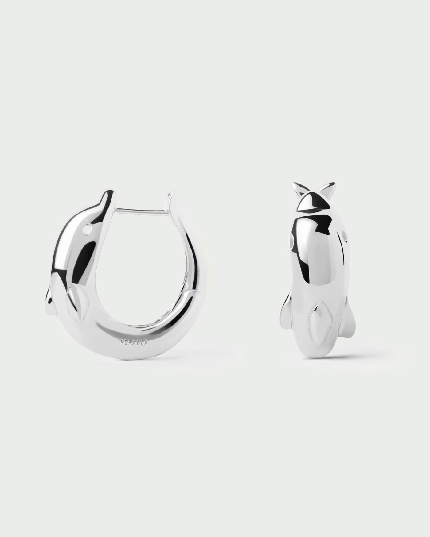 Boucles d'oreilles dauphin modernes en argent avec une forme sculpturale