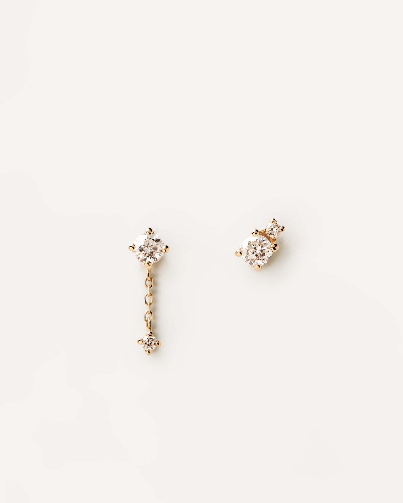 Boucles D'Oreilles en Diamants et en Or Asymetric. Puces d'oreilles asymétriques en or jaune massif avec diamant de laboratoires de laboratoire de 0,23 carats. Découvrez les dernières nouveautés de chez PDPAOLA. Commandez et recevez votre bijou en toute sérénité.