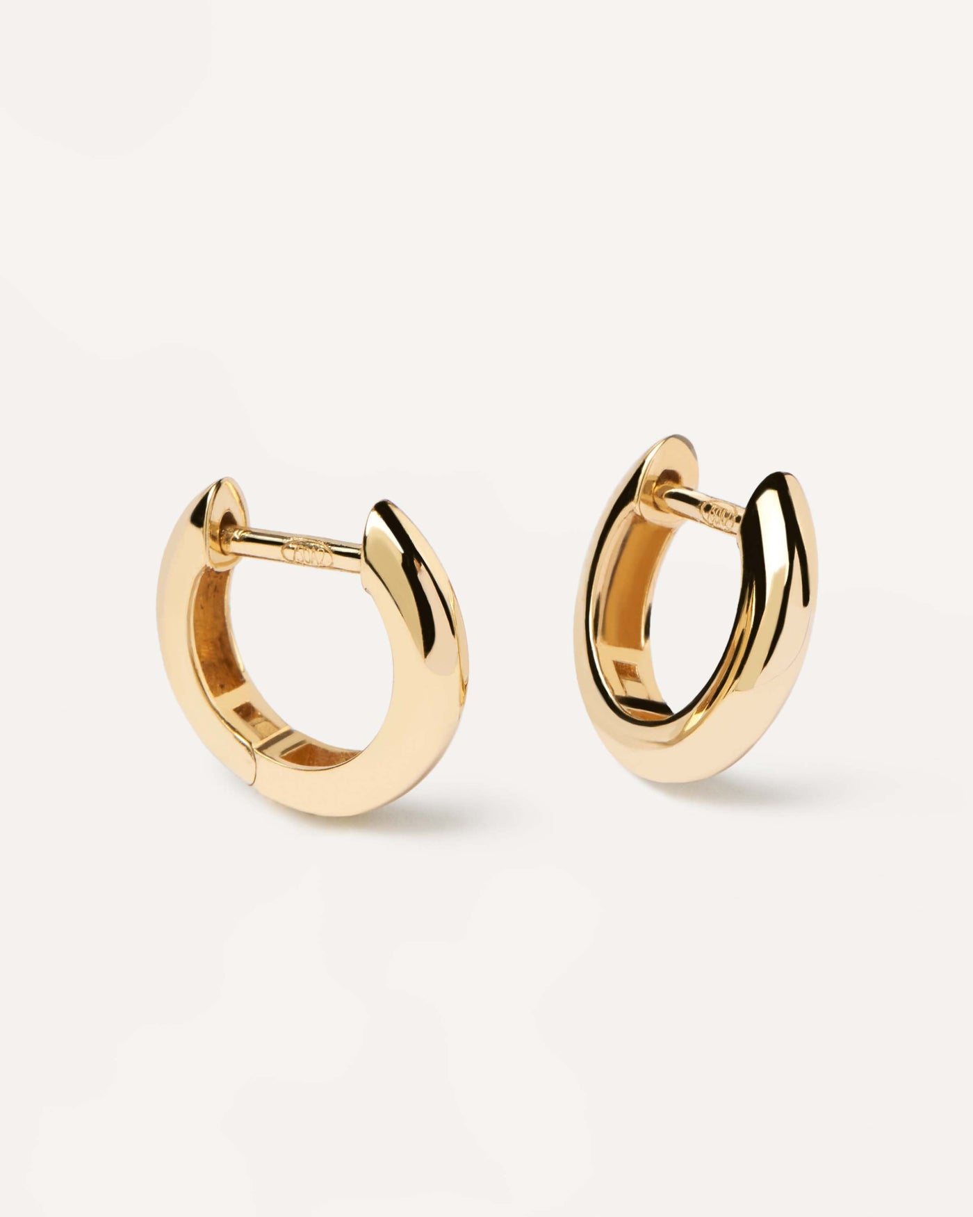 Pendientes de oro Bold Mini. Aros pequeños en oro amarillo macizo reciclado. Consigue las últimas novedades de PDPAOLA. Haz tu pedido de forma segura y obtén este Best Seller.