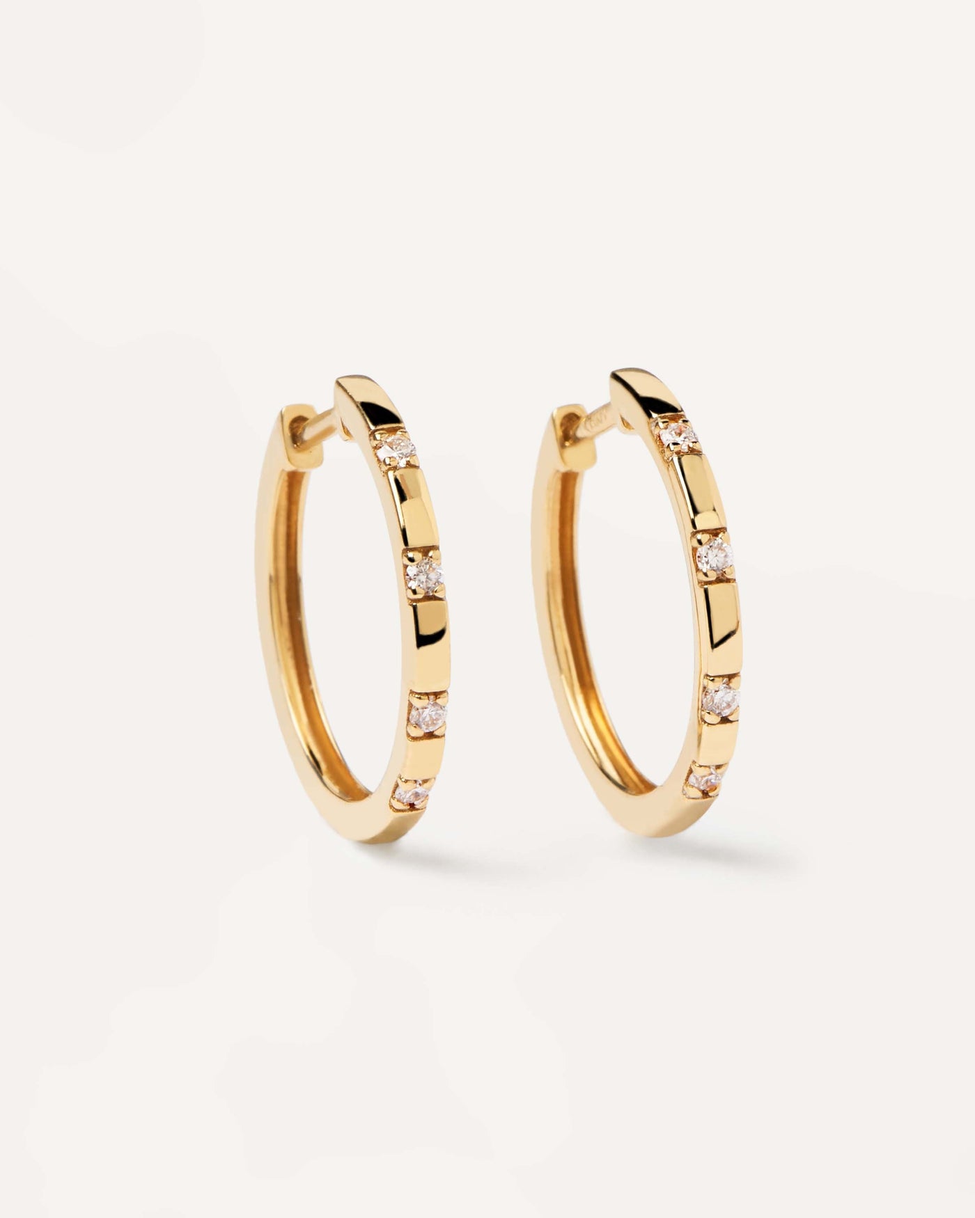 Selección 2023 | Pendientes de Diamantes y oro Frosty. Aros en oro amarillo macizo con diamantes de laboratorio de 0,12 quilates en total. Consigue las últimas novedades de PDPAOLA. Haz tu pedido de forma segura y obtén este Best Seller. Envío Gratis.