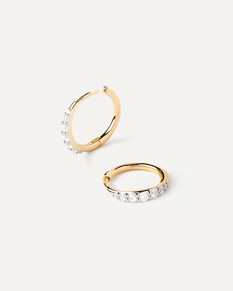 Petites créoles en or jaune massif avec pavé de diamant de laboratoires de laboratoire de 0,25 carats