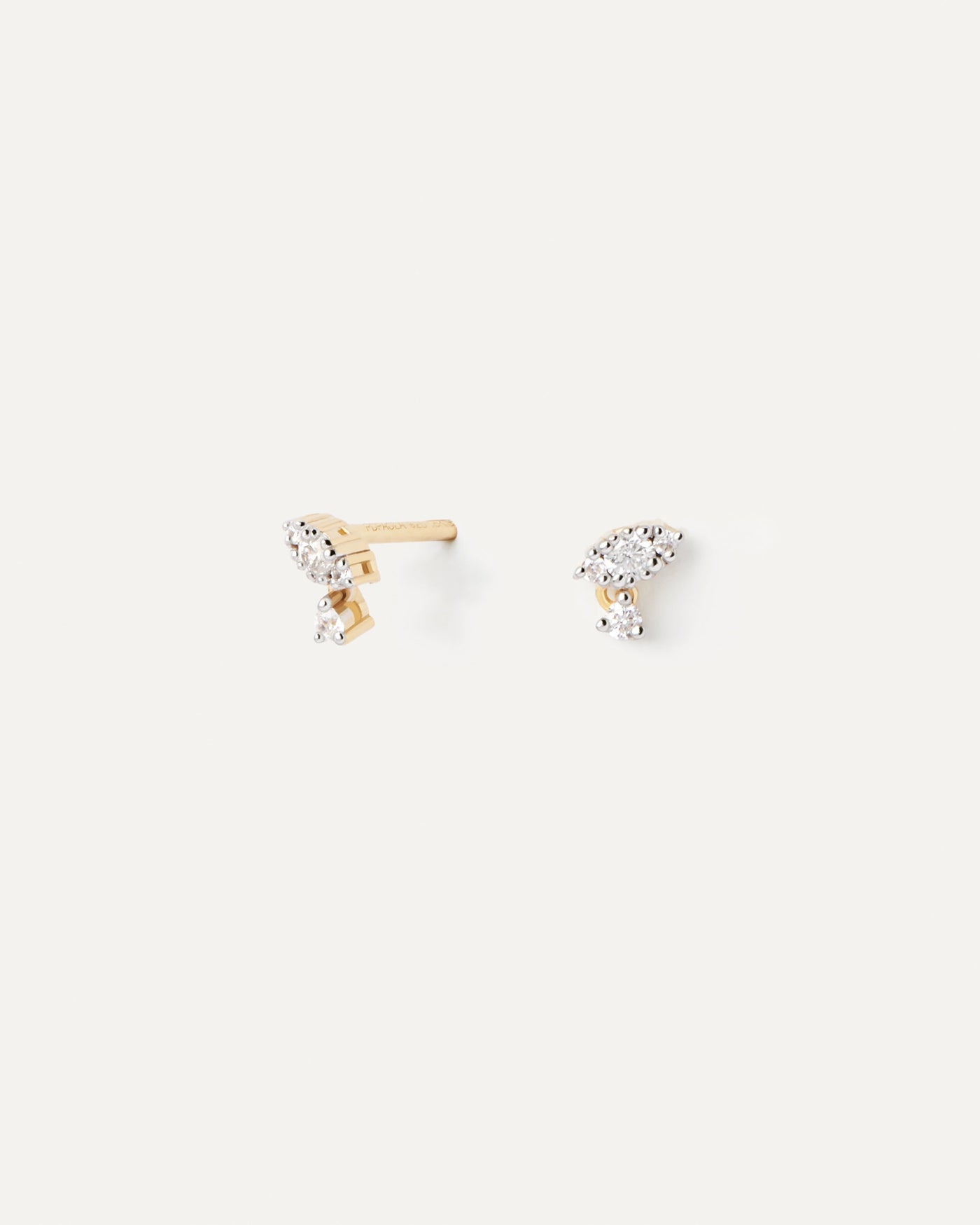 Boucles D'Oreilles En Or Et Diamants Lucy. Clous d'oreilles en or jaune en forme de feuille, sertis de 8 diamant de laboratoires de laboratoire de 0,11 carats. Découvrez les dernières nouveautés de chez PDPAOLA. Commandez et recevez votre bijou en toute sérénité.