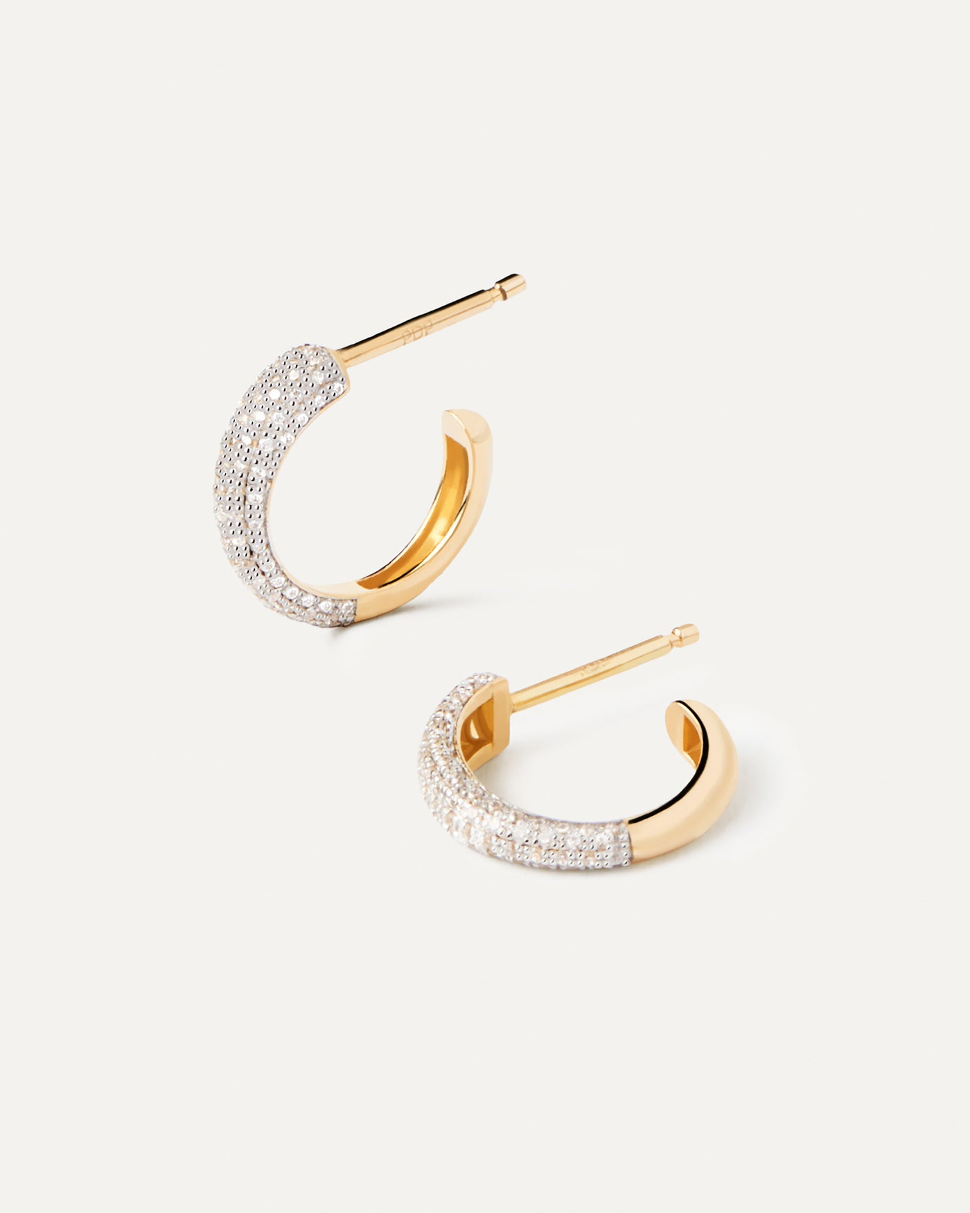 Aros de Diamantes y Oro Soho Mini. Aros pequeños de oro amarillo macizo con pavé de 81 diamante de laboratorio de 0,23 quilates. Consigue las últimas novedades de PDPAOLA. Haz tu pedido de forma segura y obtén este Best Seller.