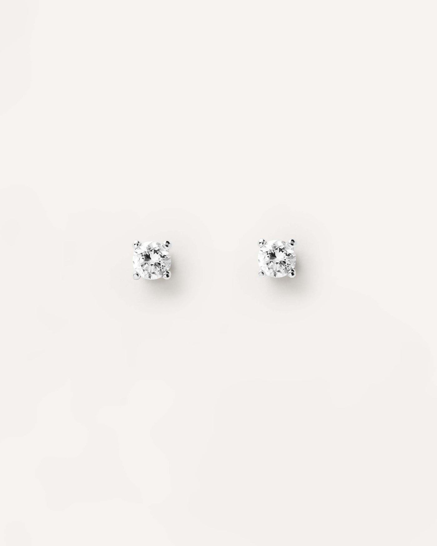 Selección 2023 | Pendientes de Diamantes y Oro Blanco Solitaire. Pendientes en oro blanco macizo con diamantes solitarios de 0,10 quilates cada uno. Consigue las últimas novedades de PDPAOLA. Haz tu pedido de forma segura y obtén este Best Seller. Envío Gratis.