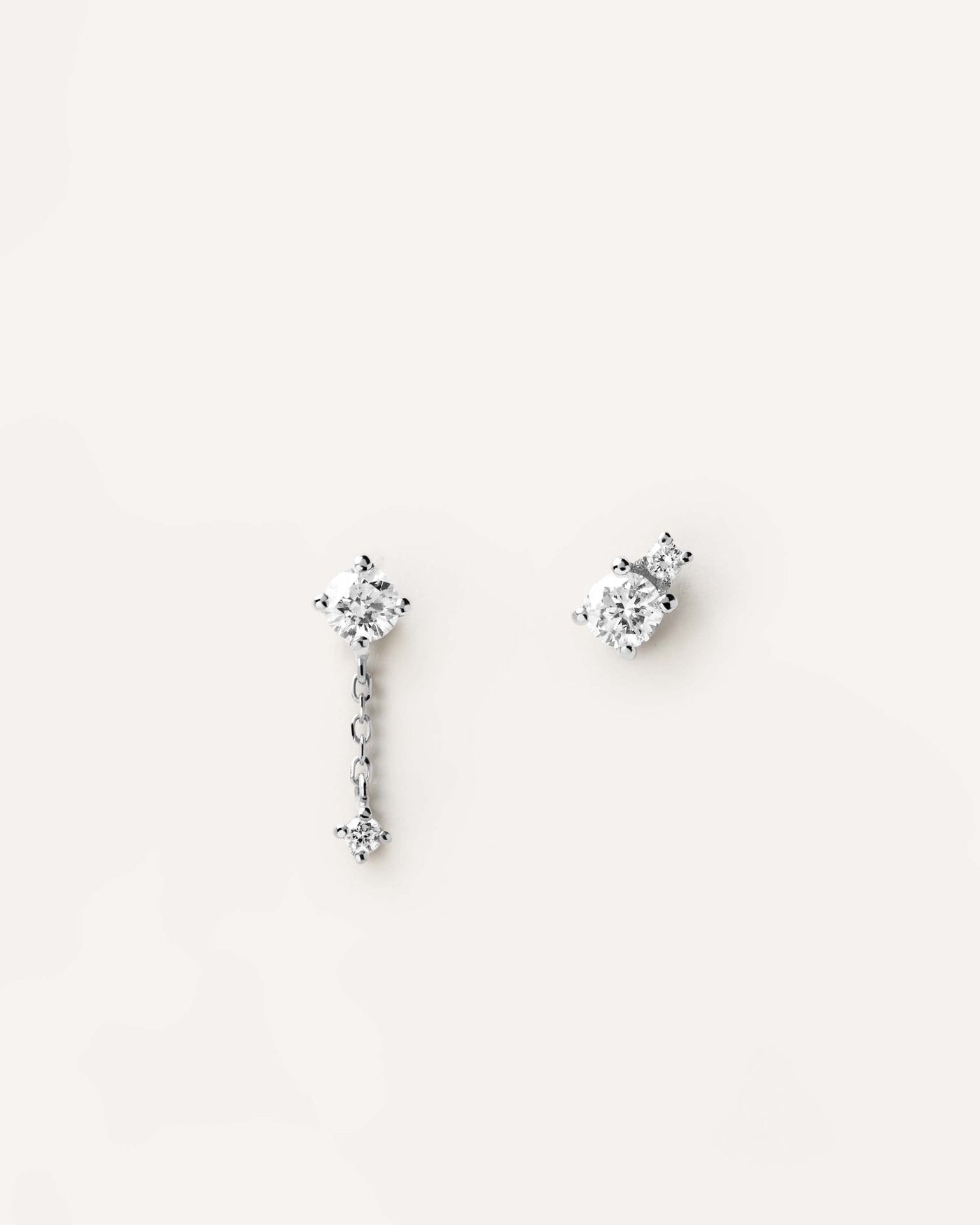 Selezione 2023 | Orecchini in Diamanti e Oro Bianco Asymetric. Orecchini in oro bianco 18K con diamanti da 0,23 carati: uno a bottone e uno lungo con catena. Acquista le ultime novità di PDPAOLA. Effettua il tuo ordine in tutta sicurezza e non lasciarti sfuggire questo best seller. Spedizione gratuita.