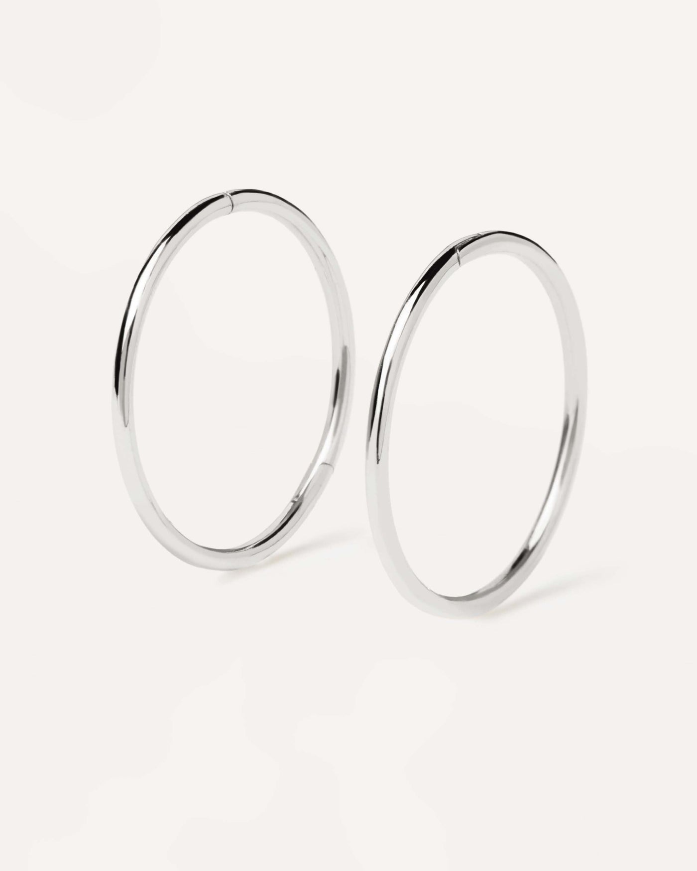 Selección 2023 | Pendientes de Oro Blanco Essential Mini. Aros pequeños en oro blanco macizo con diseño de circulo perfecto. Consigue las últimas novedades de PDPAOLA. Haz tu pedido de forma segura y obtén este Best Seller. Envío Gratis.