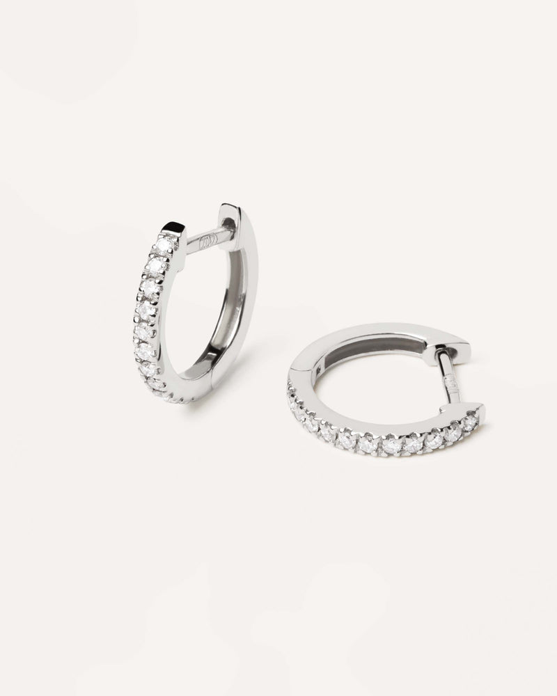 Petites créoles en or blanc massif avec diamants de laboratoire de 0,18 carat au total