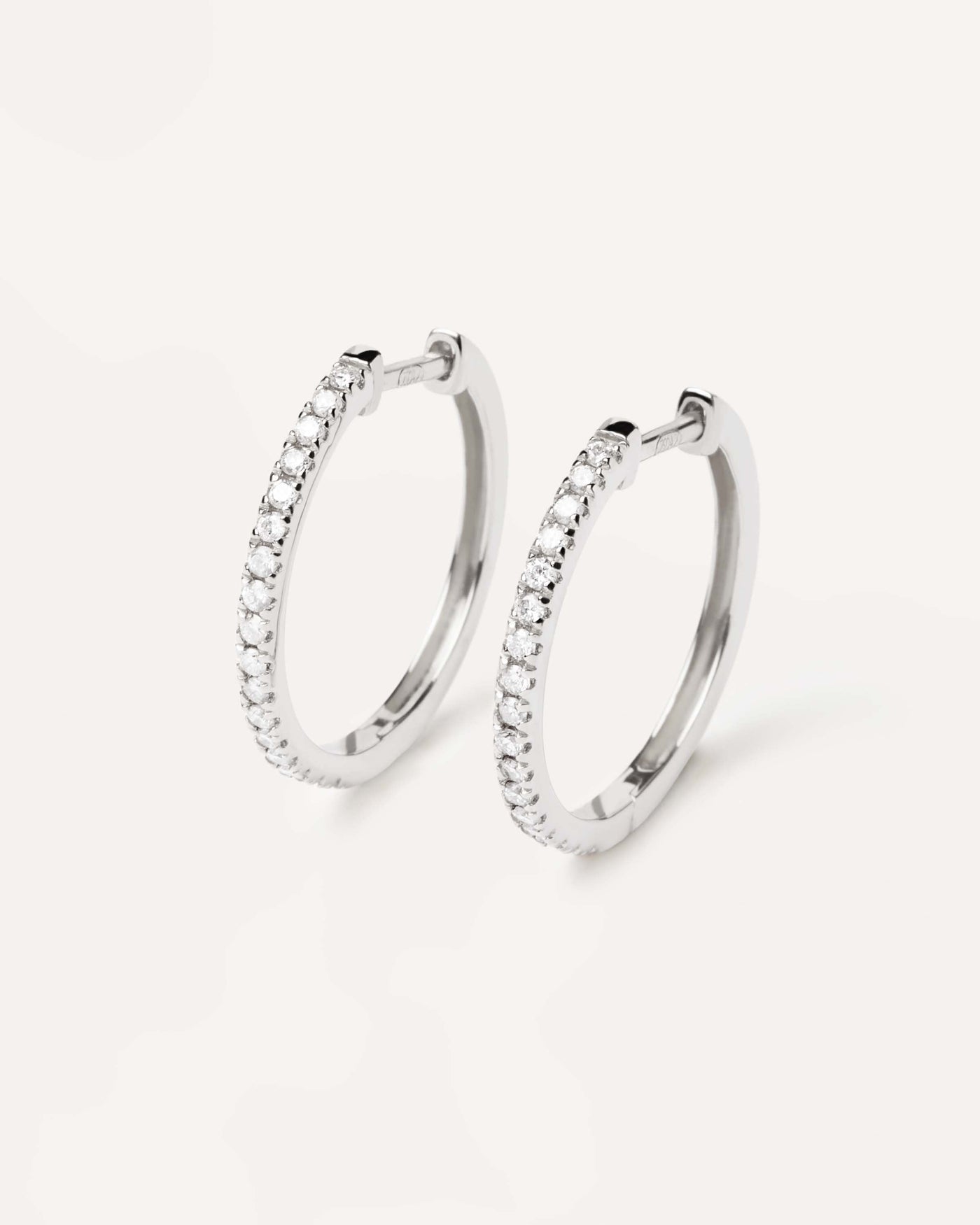 Boucles D’Oreilles en Diamants et en Or Blanc eternity Medium. Créoles en or blanc massif avec diamants de laboratoire de 0,39 carat au total. Découvrez les dernières nouveautés de chez PDPAOLA. Commandez et recevez votre bijou en toute sérénité.