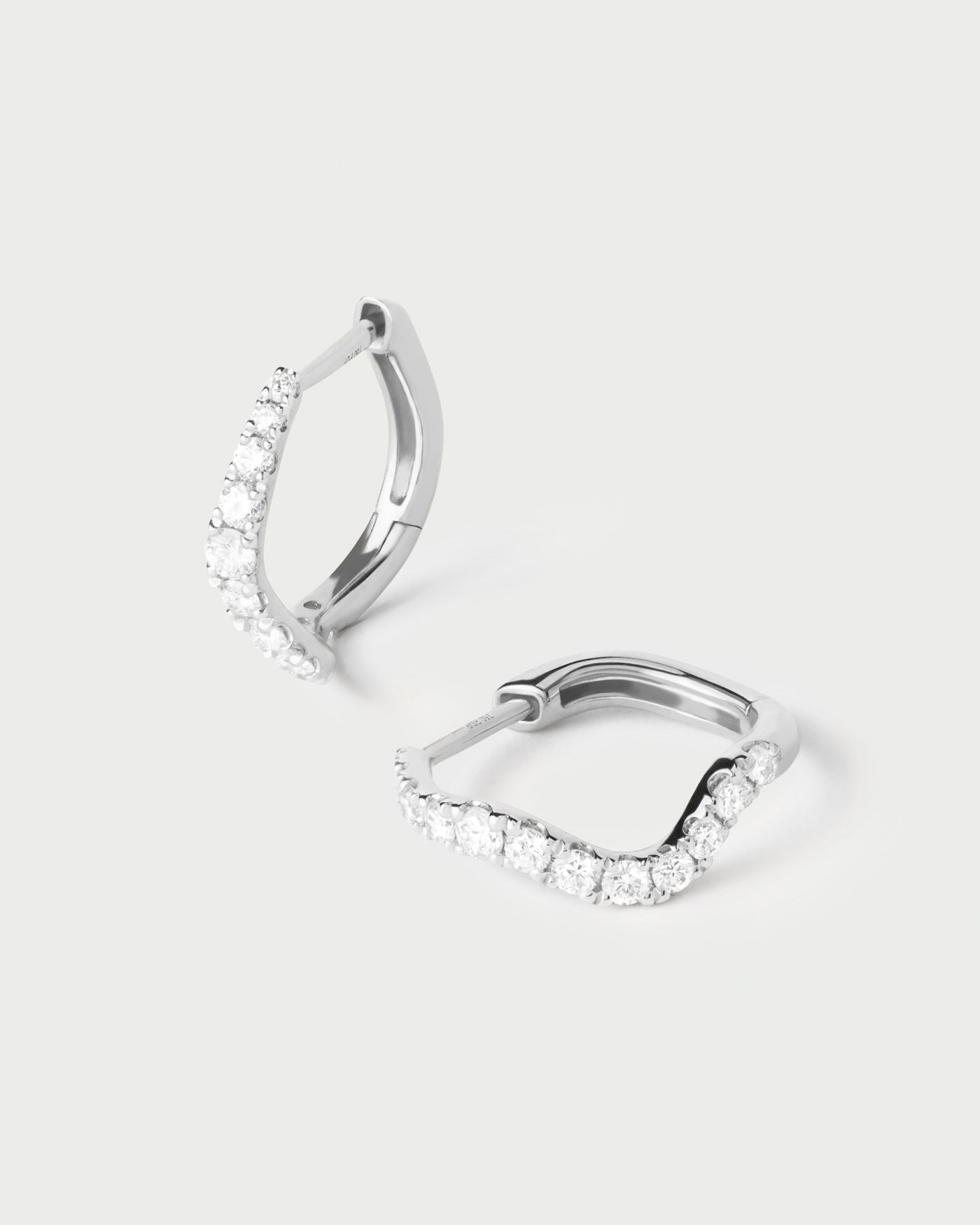 Créoles demi-éternité fluides en or blanc avec une rangée de diamants de laboratoire