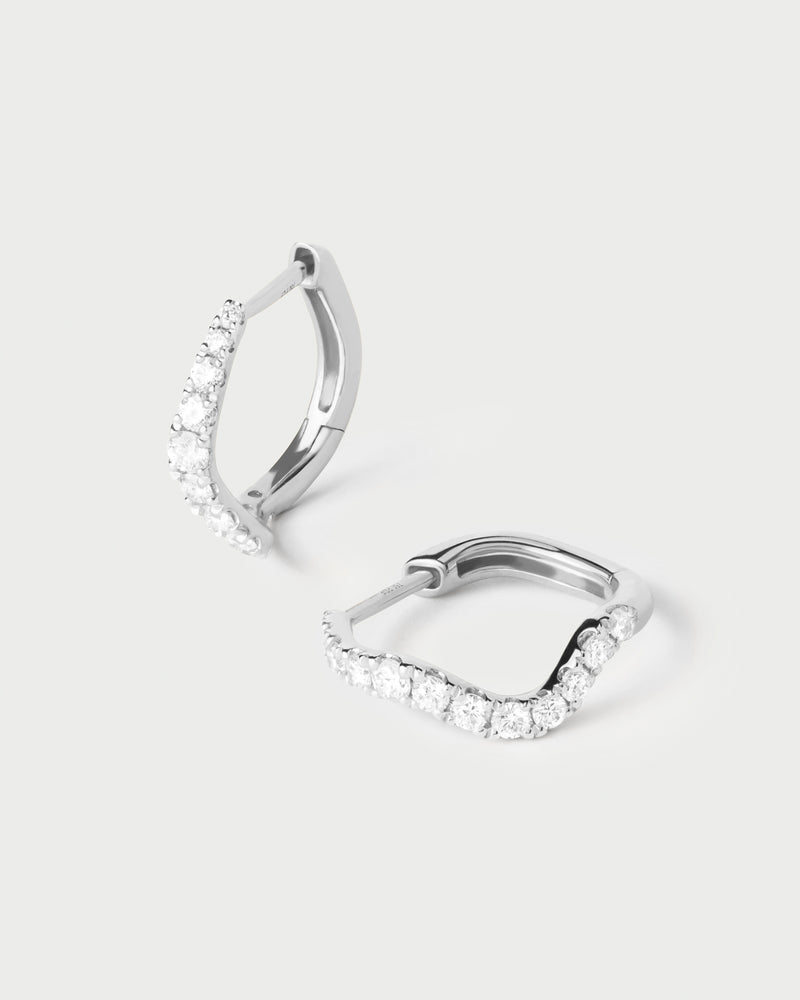 Créoles demi-éternité fluides en or blanc avec une rangée de diamants de laboratoire
