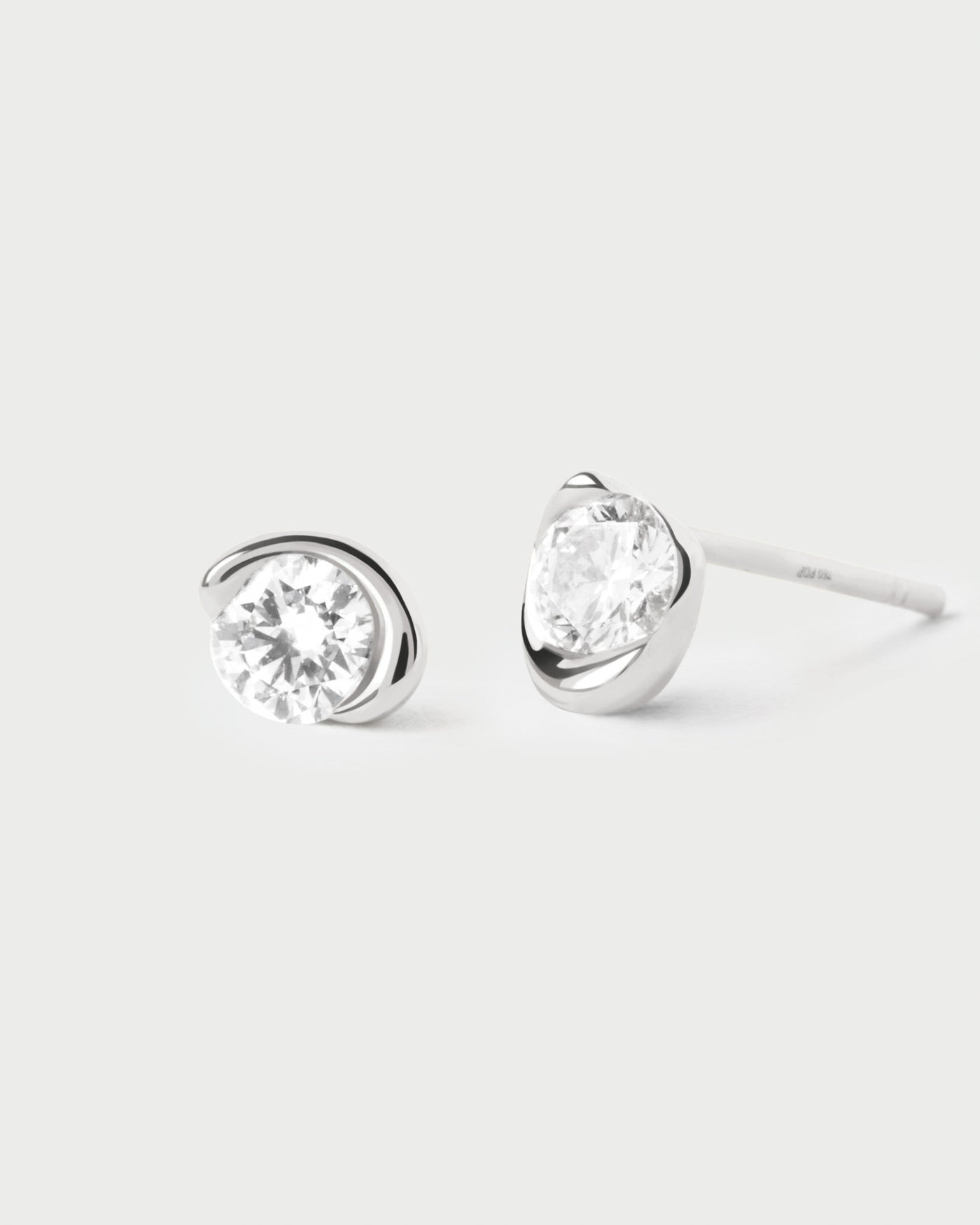 Solitär-Ohrstecker aus mit einem Halb-Lünetten-Fassung Laborgezüchteten Diamanten