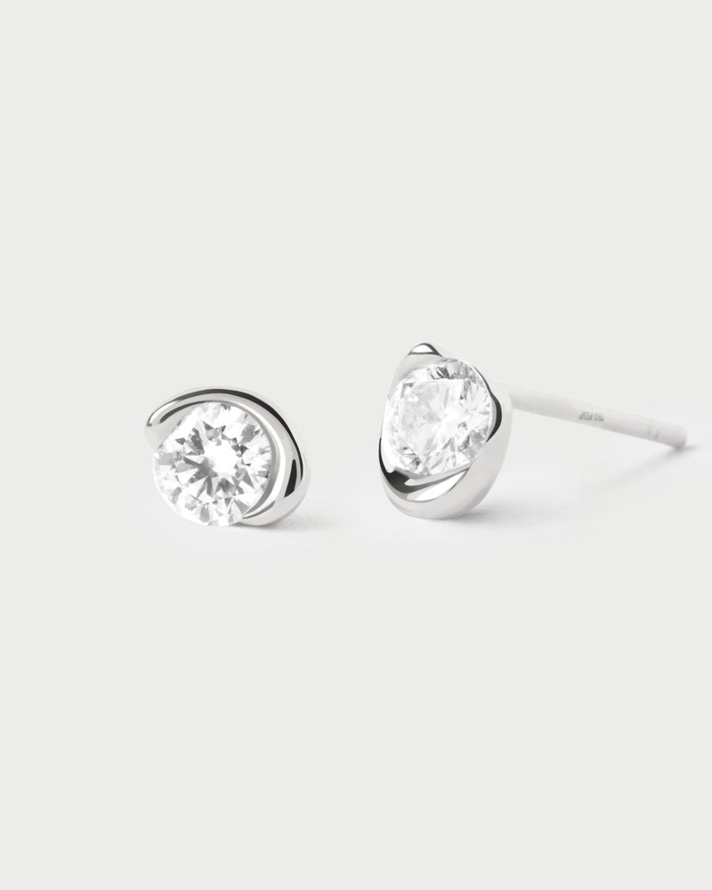 Boucles d'oreilles solitaires en or blanc avec demi-bélier diamant de laboratoire
