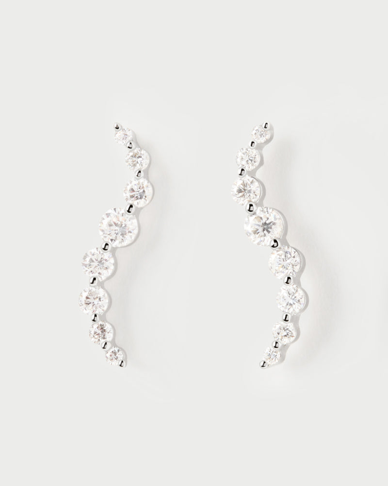 Elegant earrings in 18K white gold featuring an undulating line of lab-grown diamonds