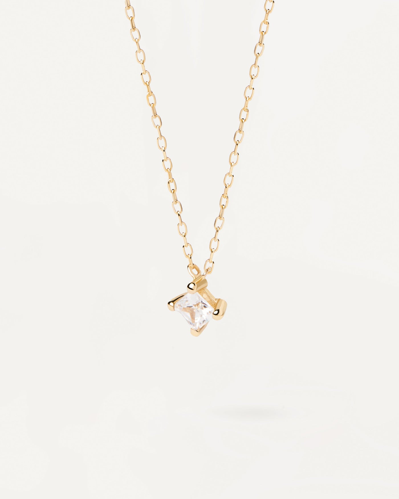 Collier Avec Diamant Solitaire Carré en Or. Collier solitaire en or jaune massif avec diamant de laboratoire carré taille princesse de 0,33 carat. Découvrez les dernières nouveautés de chez PDPAOLA. Commandez et recevez votre bijou en toute sérénité.