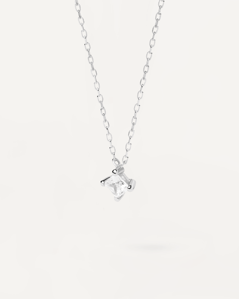 Solitär-Halskette aus Weissgold mit Prinzessschliff Diamant - 
  
    18 kt Weissgold / Silber-Rhodinierung
  
