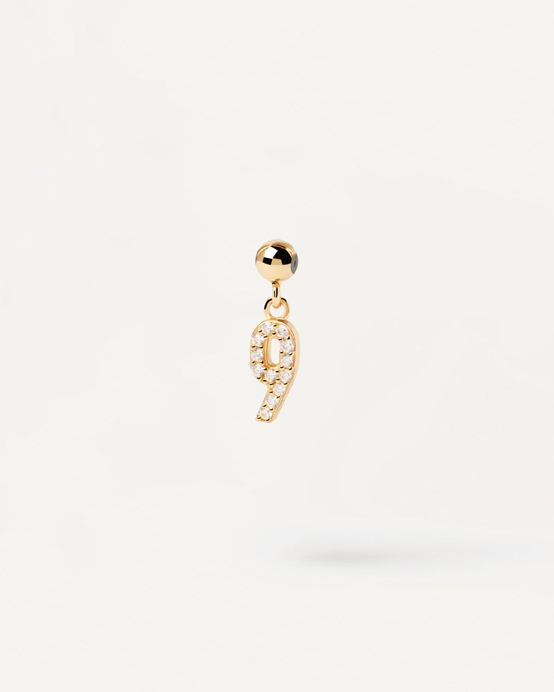 Charm de numero 9 de plata con baño de oro y circonita para colgar en collar o pulsera