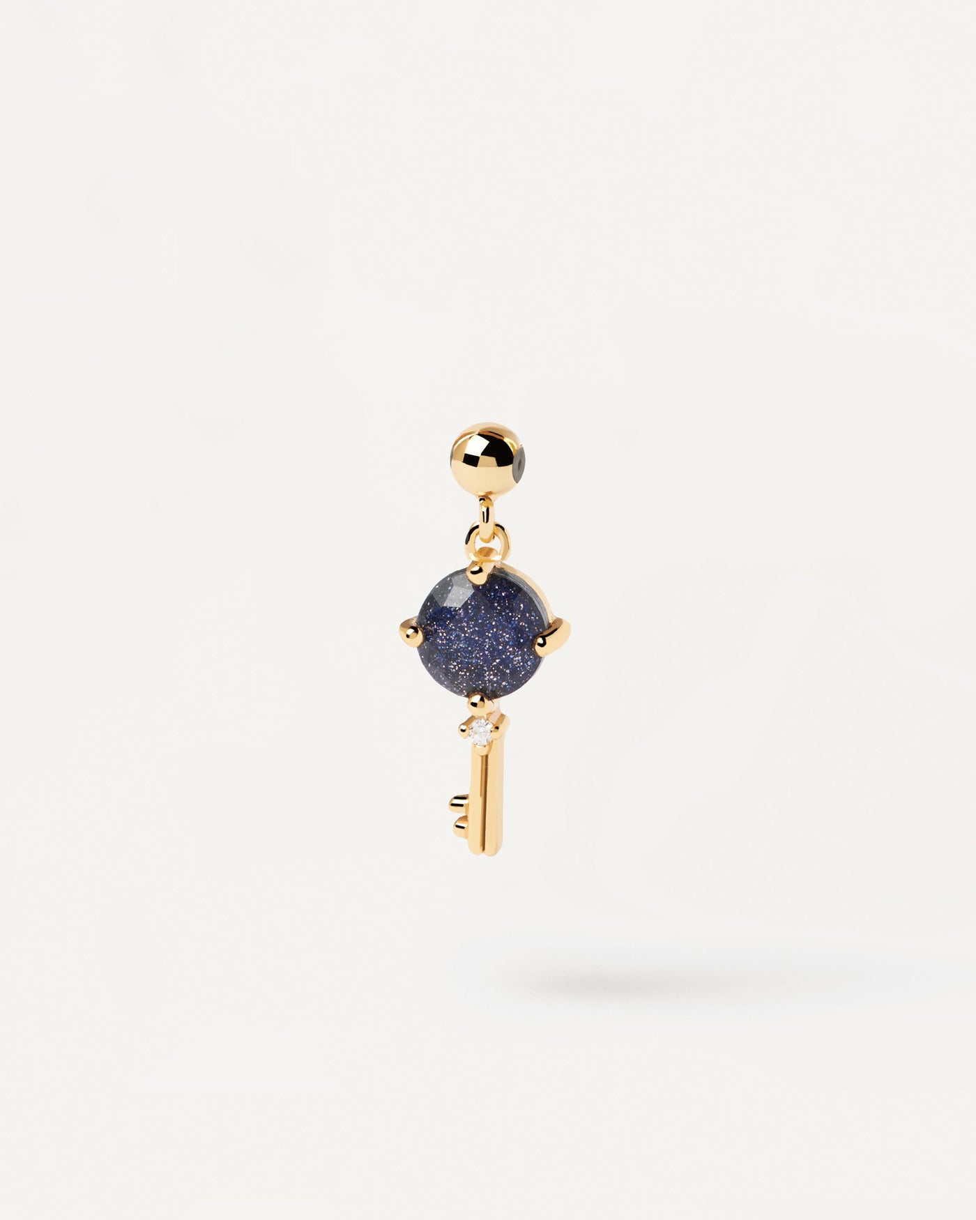 Charm Llave. Charm Llave de plata con baño de oro y piedra azul para colgar en collar o pulsera. Consigue las últimas novedades de PDPAOLA. Haz tu pedido de forma segura y obtén este Best Seller.