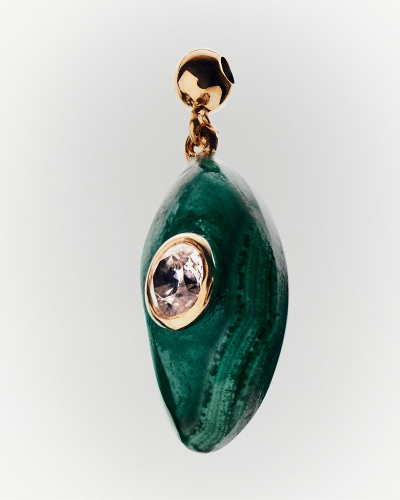 Charm pietra verde dalla forma asimmetrica con zirconi per collana o braccialetto