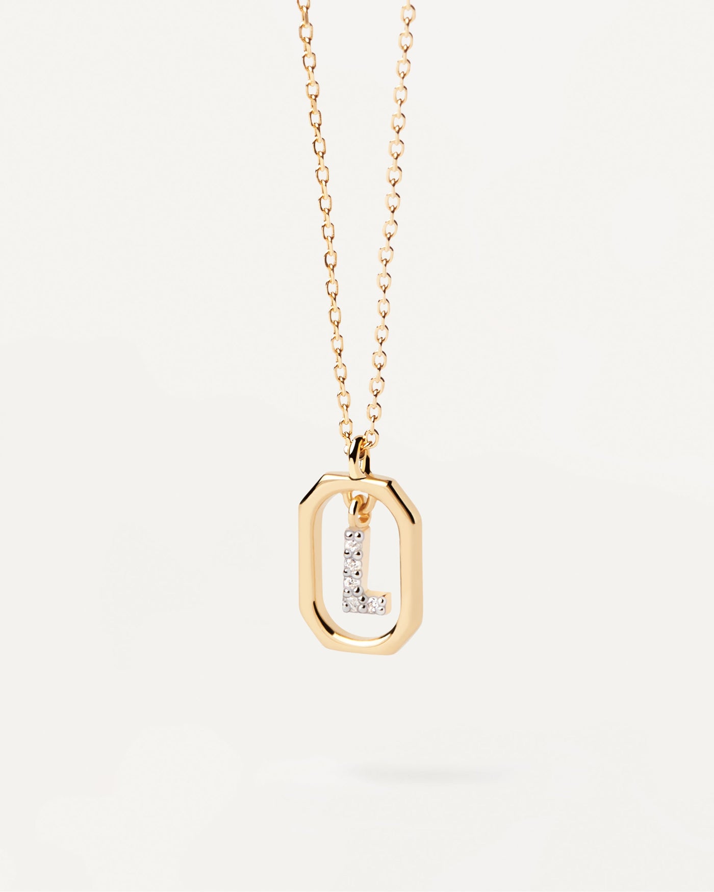 Collana Con Lettera L Mini. Ciondolo ottagonale piccolo in argento placcato oro con iniziale L in zirconii. Acquista le ultime novità di PDPAOLA. Effettua il tuo ordine in tutta sicurezza e non lasciarti sfuggire questo best seller.