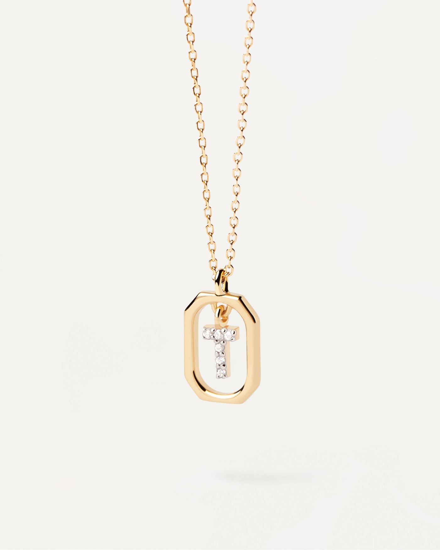 Collana Con Lettera T Mini. Ciondolo ottagonale piccolo in argento placcato oro con iniziale T in zirconii. Acquista le ultime novità di PDPAOLA. Effettua il tuo ordine in tutta sicurezza e non lasciarti sfuggire questo best seller.