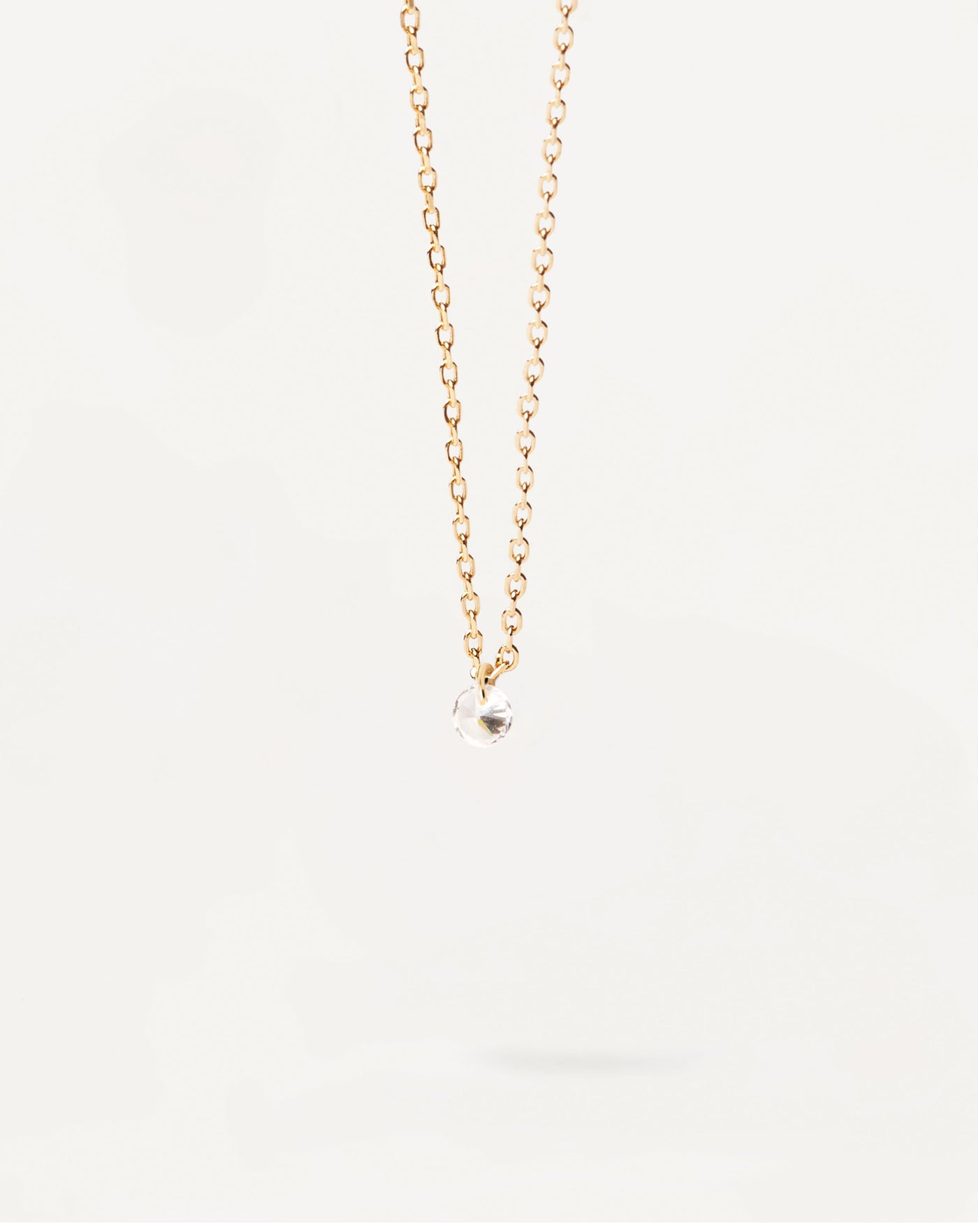 Joy Solitär-Halskette. Minimalistische Halskette aus vergoldetem Silber mit rundem Zirkonia-Anhänger. Erhalten Sie die neuesten Produkte von PDPAOLA. Geben Sie Ihre Bestellung sicher auf und erhalten Sie diesen Bestseller.