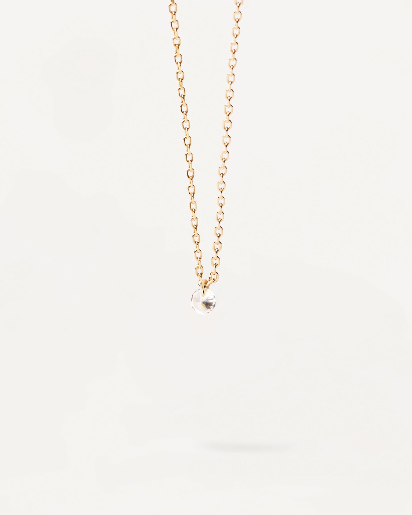 Selezione 2023 | Collana punto luce Joy. Collana minimal in argento placcato oro con zircone rotondo pendente. Acquista le ultime novità di PDPAOLA. Effettua il tuo ordine in tutta sicurezza e non lasciarti sfuggire questo best seller. Spedizione gratuita.