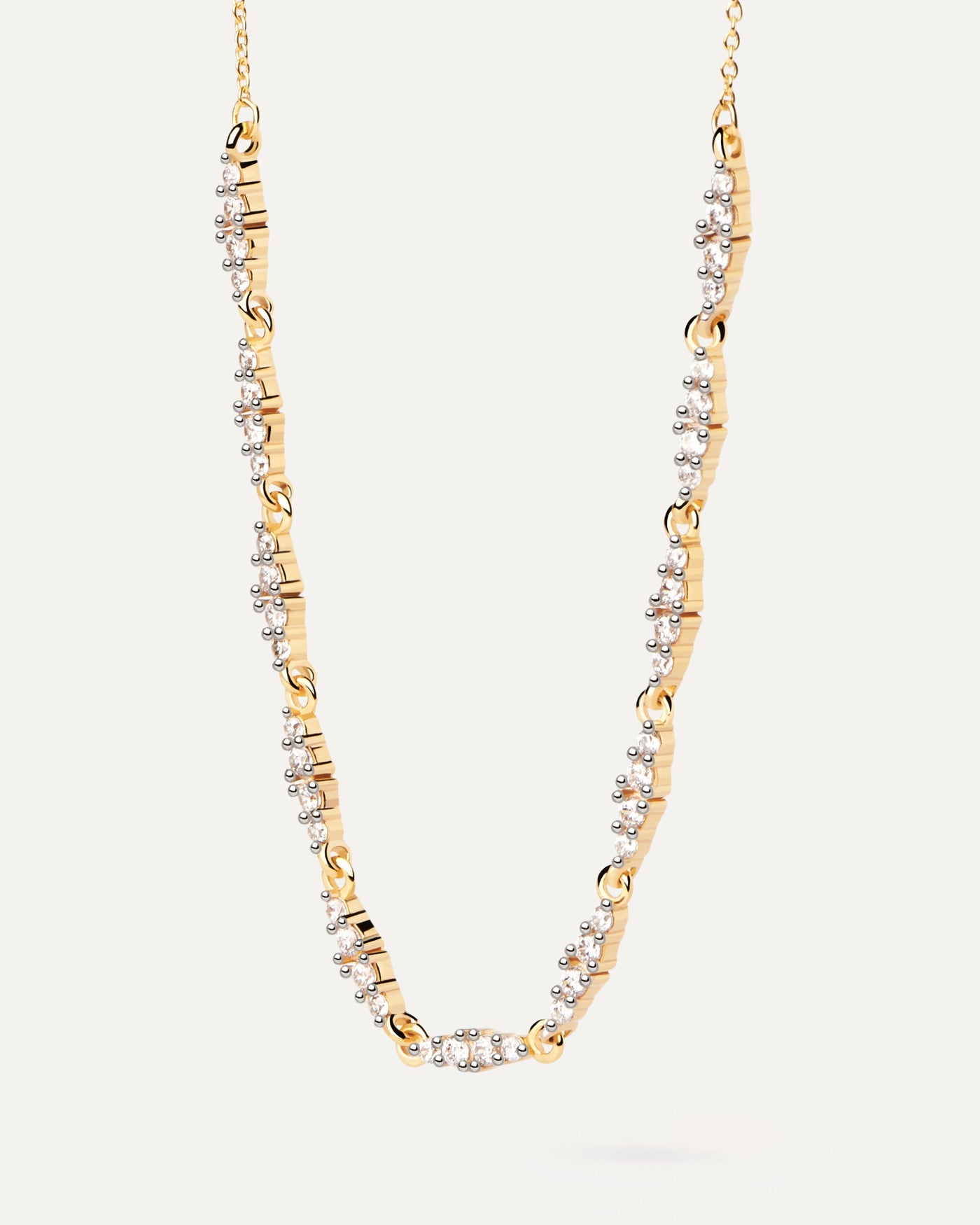 Collier Spice. Collier chaîne plaquée or avec maillons en forme d'œil ornés d'un amas de pierres fines. Découvrez les dernières nouveautés de chez PDPAOLA. Commandez et recevez votre bijou en toute sérénité.