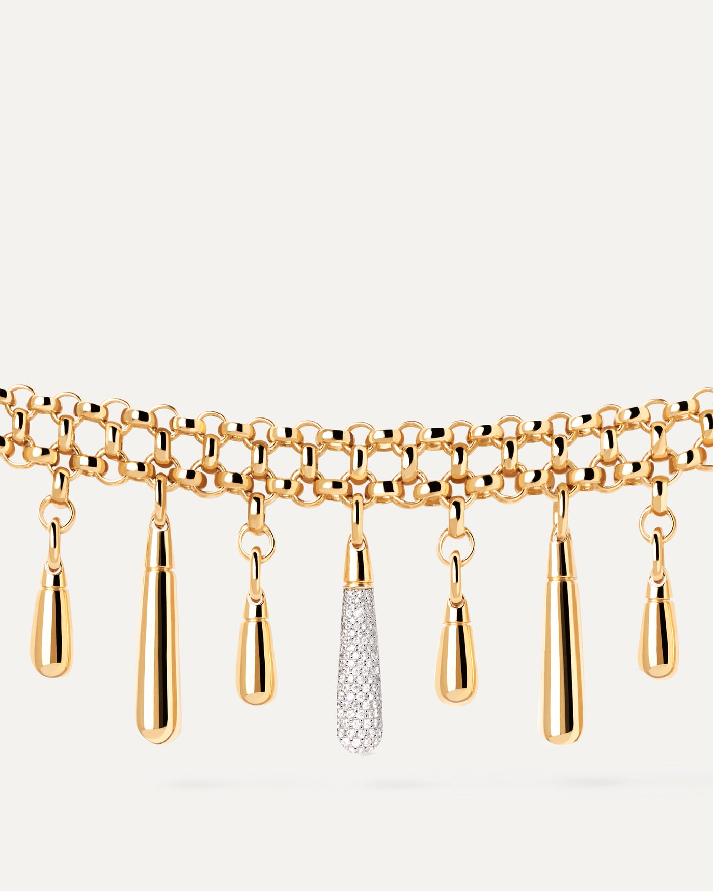 Jelly Choker-Halskette. Doppelkette Choker-Halskette mit Gold- und Pavé-Tropfenanhängern. Erhalten Sie die neuesten Produkte von PDPAOLA. Geben Sie Ihre Bestellung sicher auf und erhalten Sie diesen Bestseller.