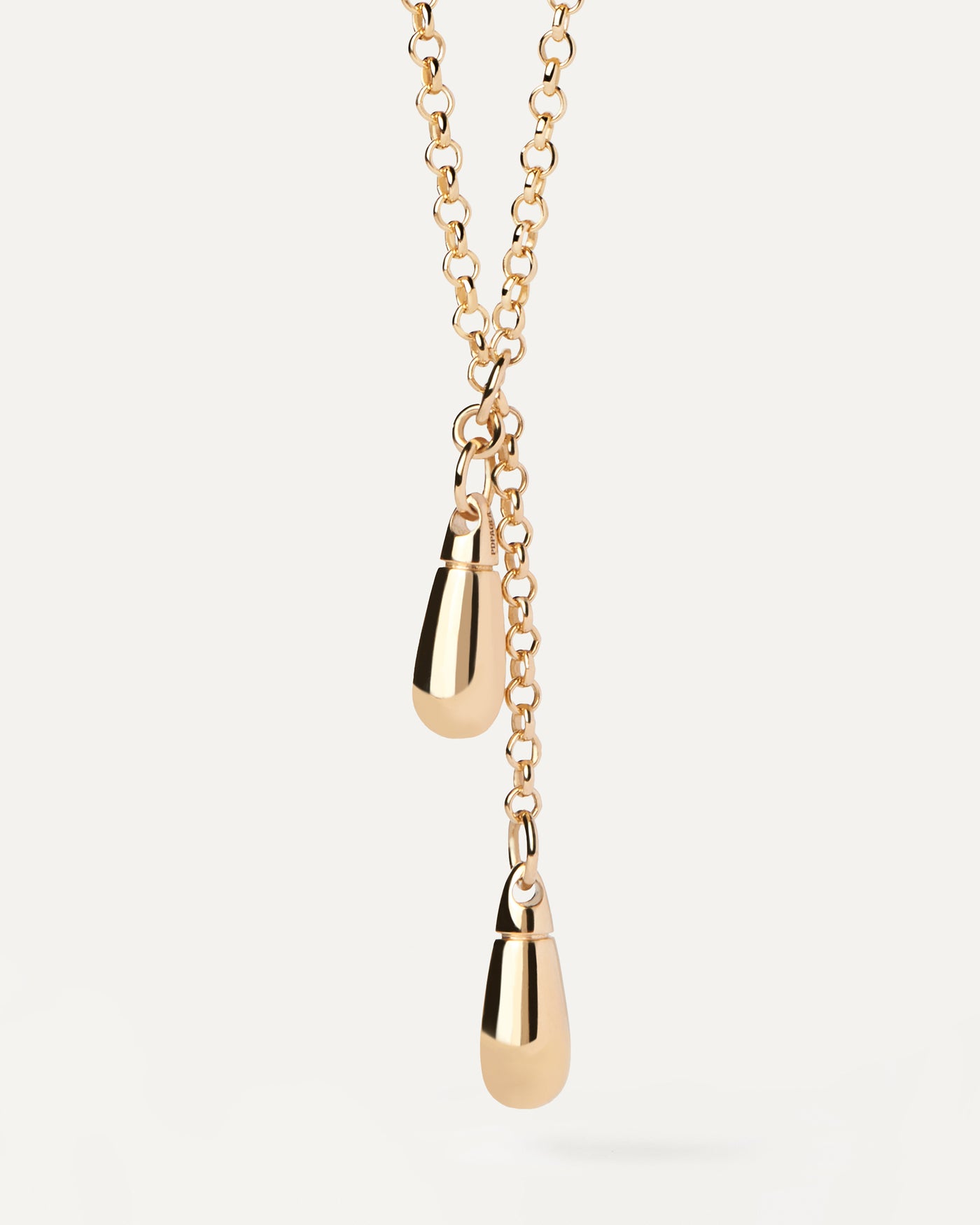 Collier Chaine Tango. Collier chaine Y avec longueur ajustable et deux pendentifs en forme de goutte. Découvrez les dernières nouveautés de chez PDPAOLA. Commandez et recevez votre bijou en toute sérénité.