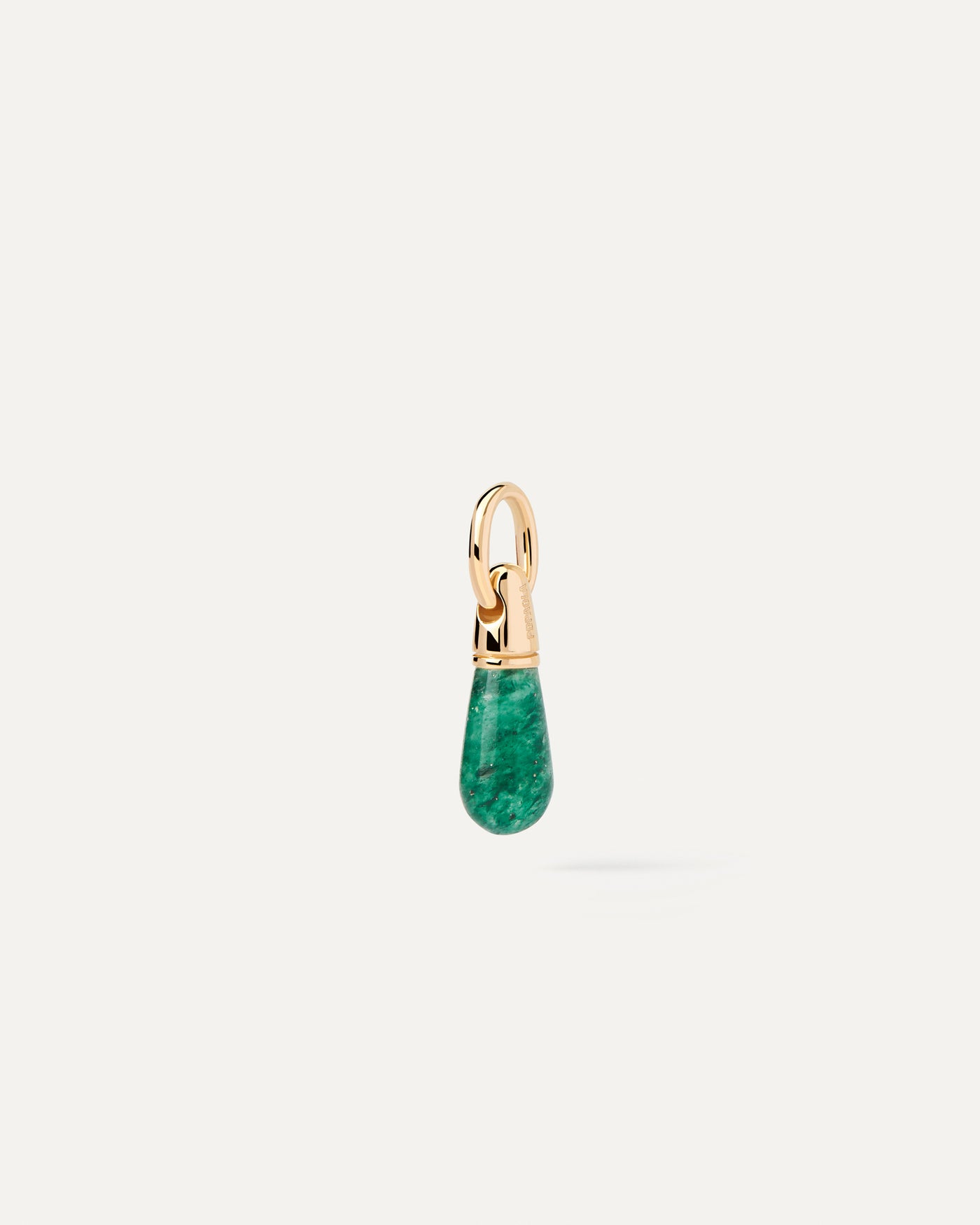 Colgante Aventurina Verde Drop. Colgante pequeño con piedra verde en forma de gota para personalizar collar o aros. Consigue las últimas novedades de PDPAOLA. Haz tu pedido de forma segura y obtén este Best Seller.