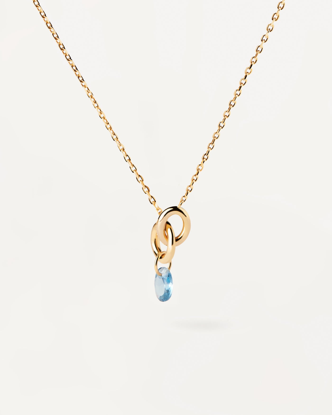 Collier Lily bleu. Collier composé de deux anneaux entrelacés avec zircon bleu pendentif en forme de goutte. Découvrez les dernières nouveautés de chez PDPAOLA. Commandez et recevez votre bijou en toute sérénité.