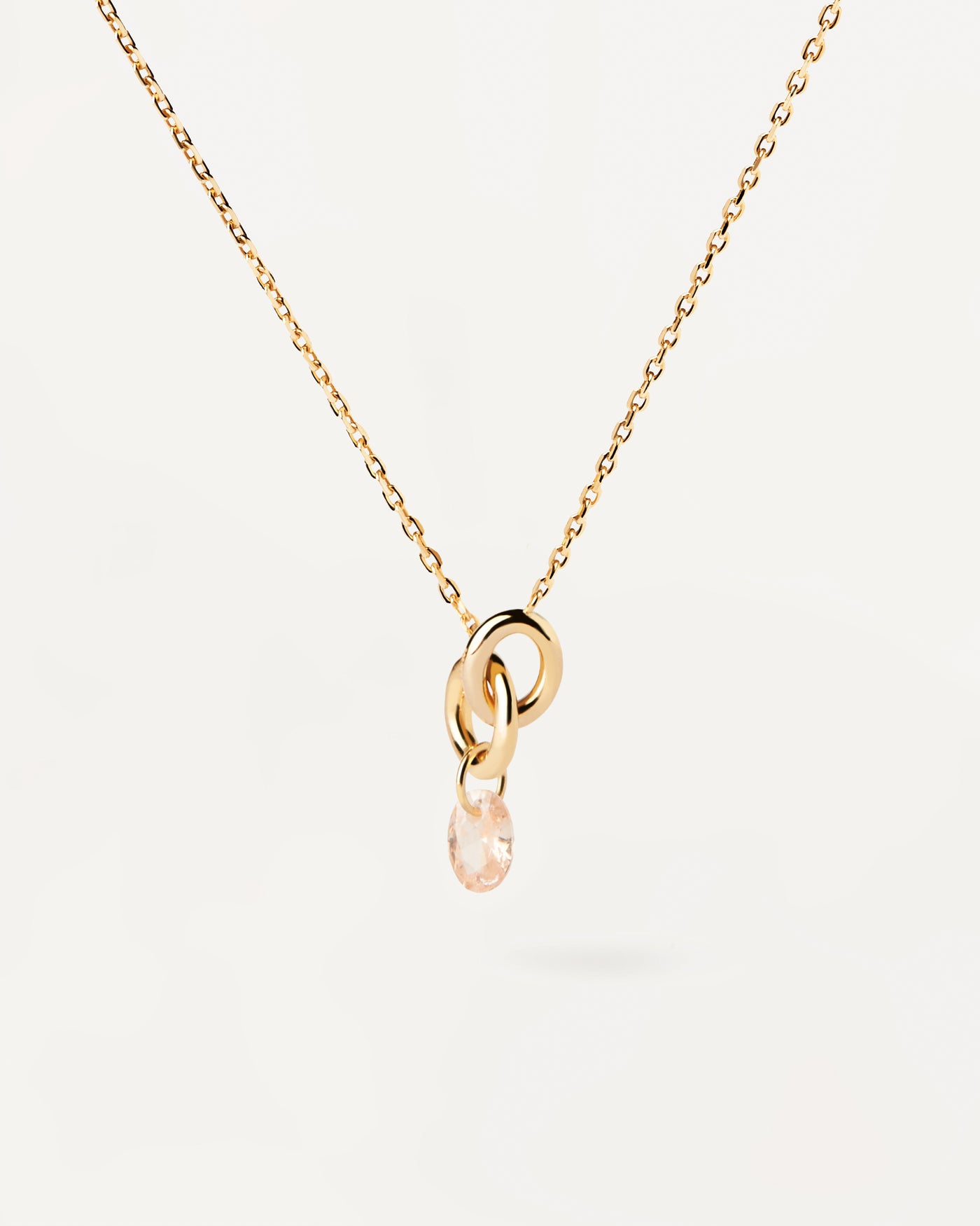 Collier Lily pêche. Collier composé de deux anneaux entrelacés avec zircon pêche pendentif en forme de goutte. Découvrez les dernières nouveautés de chez PDPAOLA. Commandez et recevez votre bijou en toute sérénité.