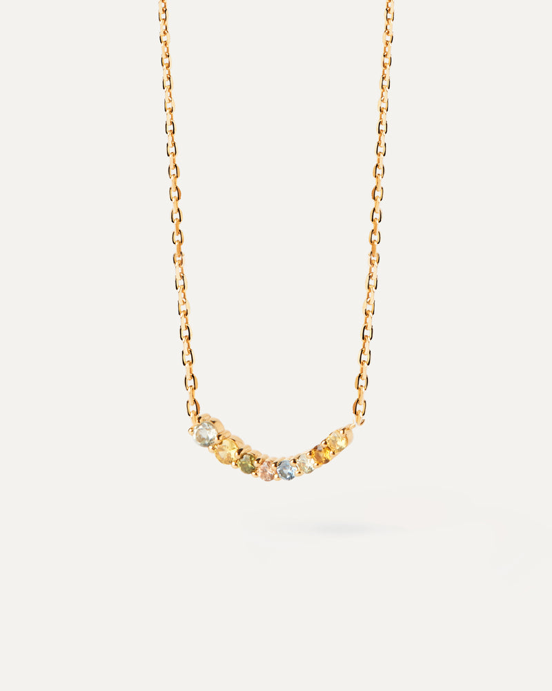 Collana sottile placcata oro con una serie ondulata di zirconi multicolore
