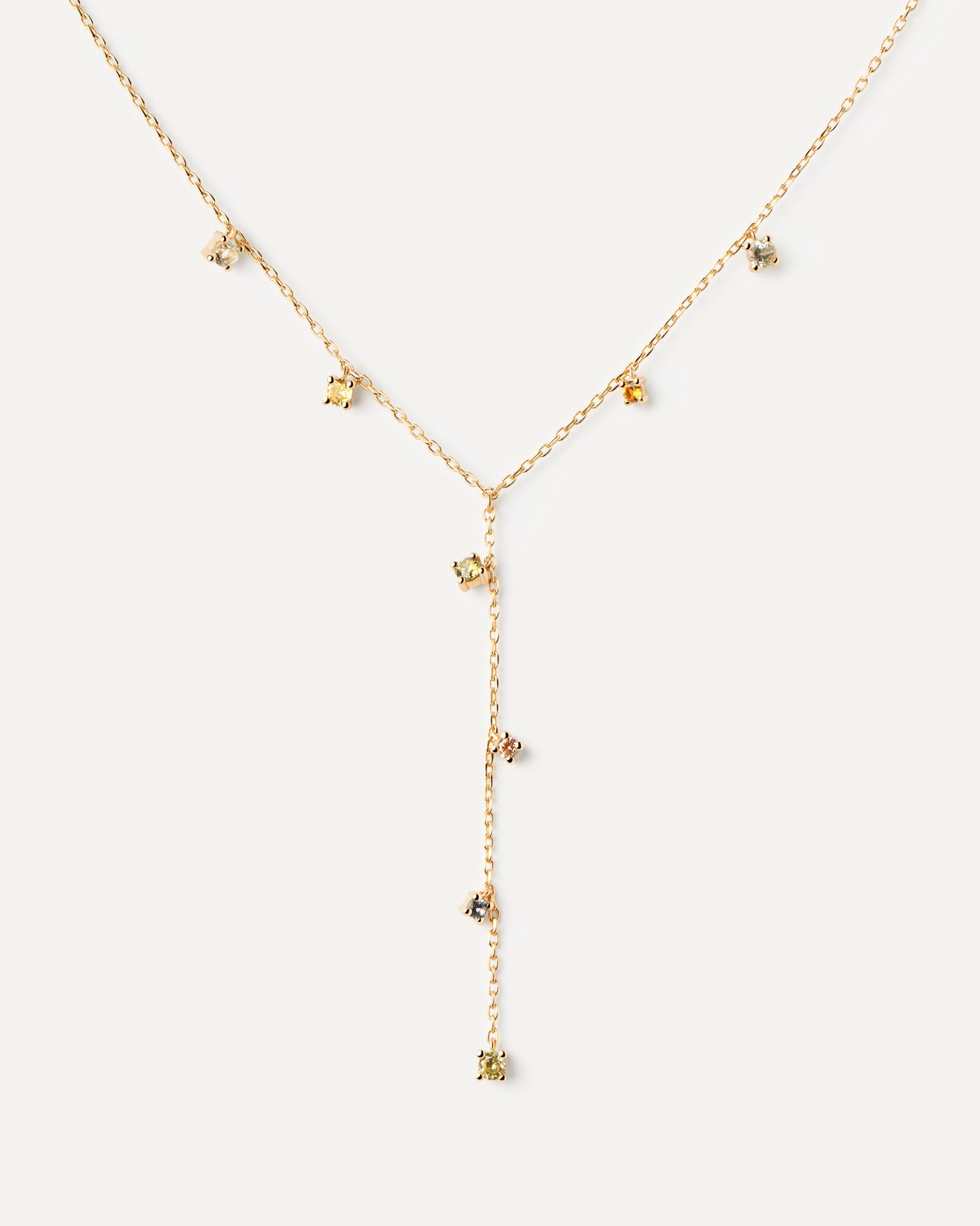 Collier Jane. Collier chaîne Y plaqué or avec huit pendentifs multi-pierres. Découvrez les dernières nouveautés de chez PDPAOLA. Commandez et recevez votre bijou en toute sérénité.