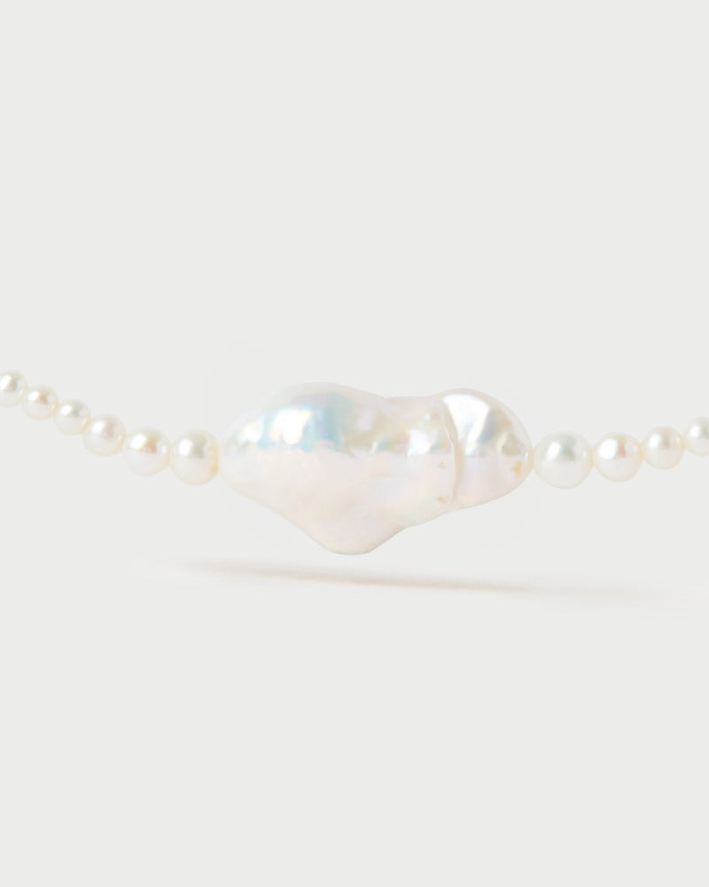 Collana di perle moderna con grande perla coltivata d'acqua dolce al centro