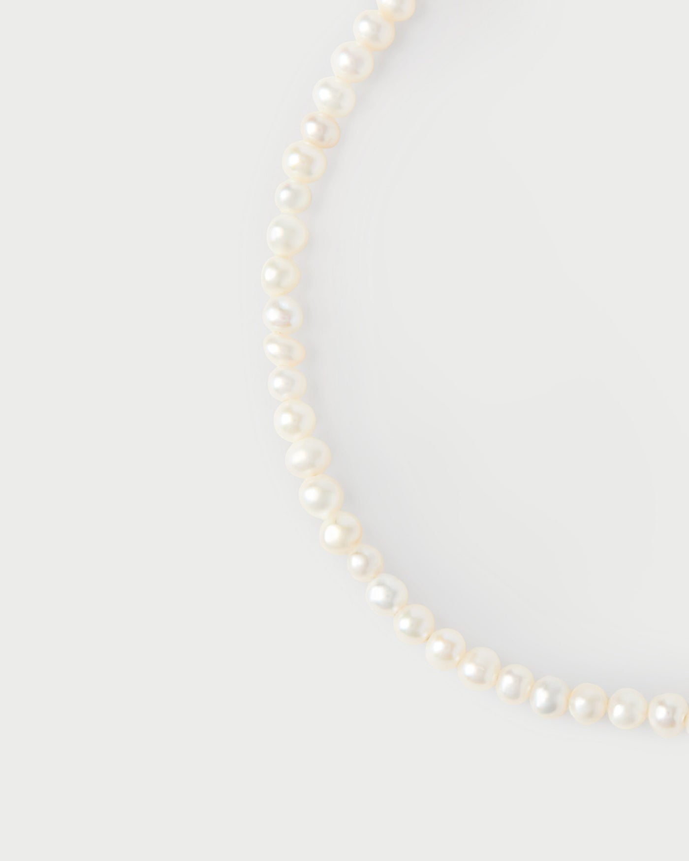 Elegant freshwater cultured pearl beaded necklace with fluid drop clasp
