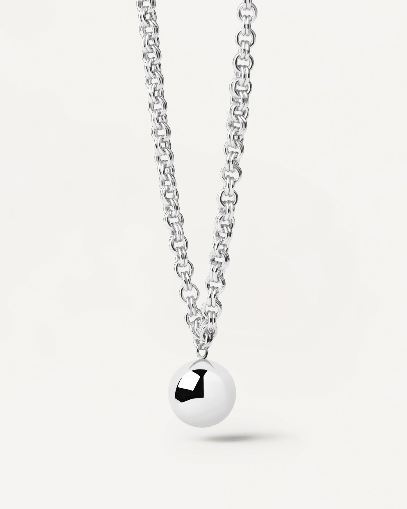 Collana in Argento Super Future. Collana a catena in argento sterling con ciondolo di una sfera. Acquista le ultime novità di PDPAOLA. Effettua il tuo ordine in tutta sicurezza e non lasciarti sfuggire questo best seller.