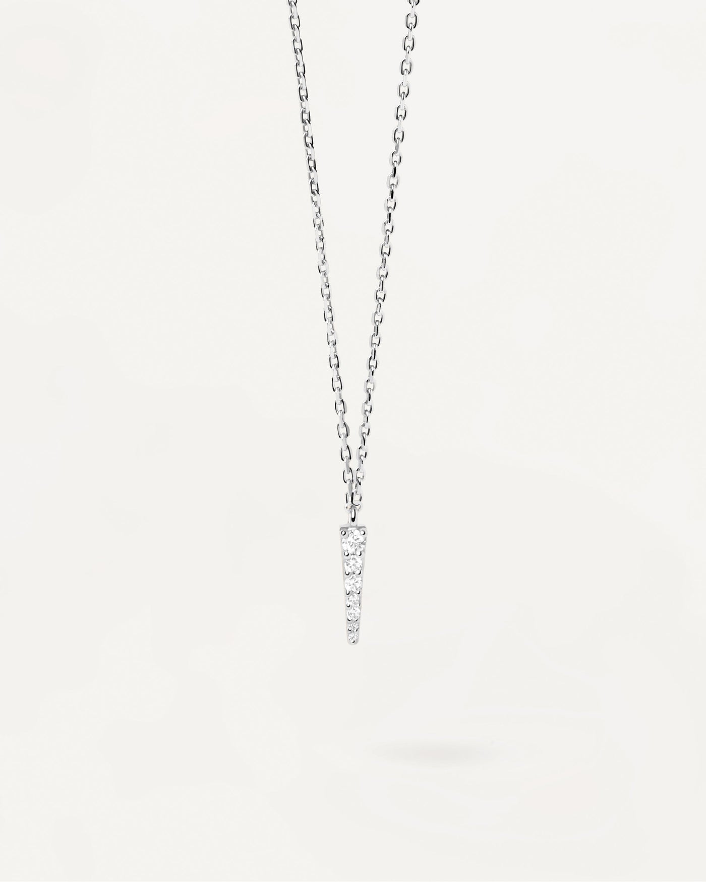 Selezione 2023 | Collana In Argento Peak. Collana in argento sterling pendente a punta con zirconi bianchi. Acquista le ultime novità di PDPAOLA. Effettua il tuo ordine in tutta sicurezza e non lasciarti sfuggire questo best seller. Spedizione gratuita.