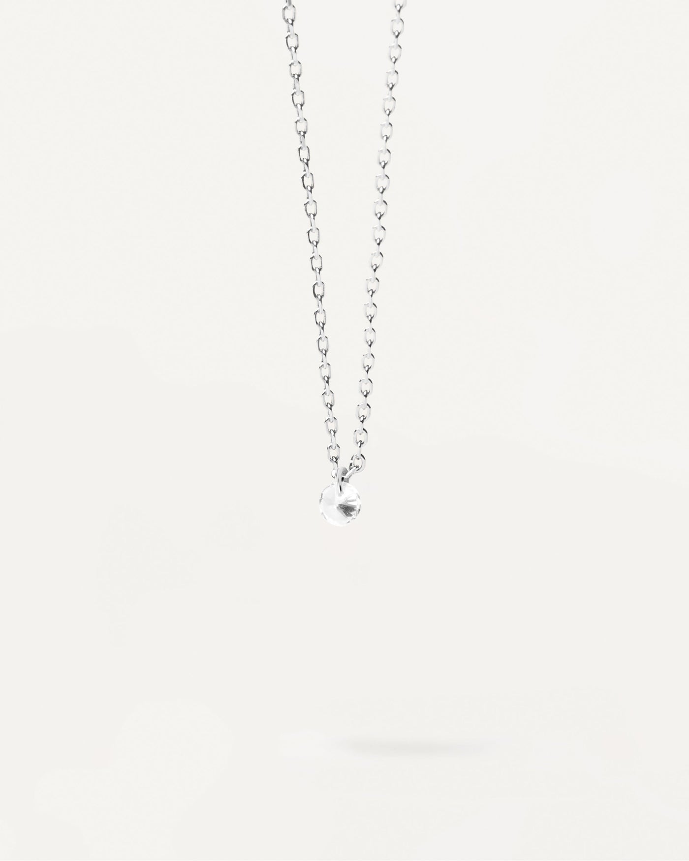 Joy Silber Solitär-Halskette. Minimalistische Halskette aus Sterlingsilber mit rundem Zirkonia-Anhänger. Erhalten Sie die neuesten Produkte von PDPAOLA. Geben Sie Ihre Bestellung sicher auf und erhalten Sie diesen Bestseller.