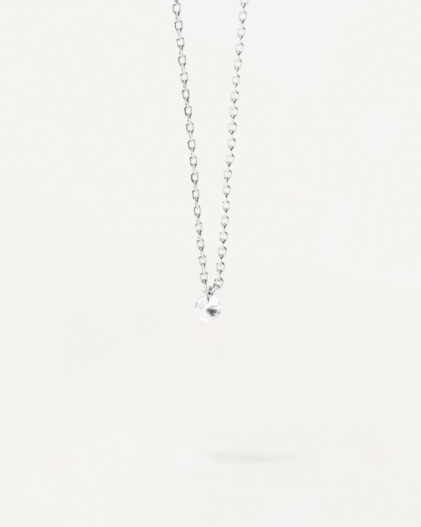 Collana In Argento punto luce Joy. Collana minimal in argento sterling con zircone rotondo pendente. Acquista le ultime novità di PDPAOLA. Effettua il tuo ordine in tutta sicurezza e non lasciarti sfuggire questo best seller.