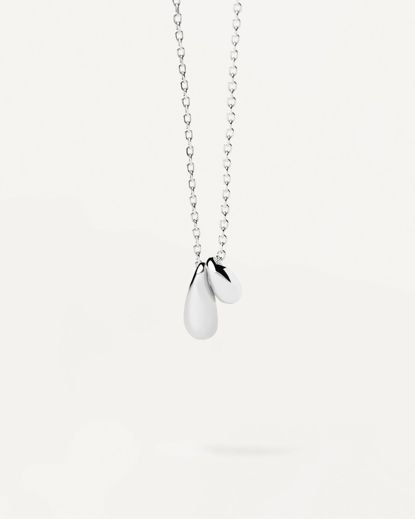 Collier En Argent Sugar. Collier en argent massif avec deux pendentifs en forme de goutte. Découvrez les dernières nouveautés de chez PDPAOLA. Commandez et recevez votre bijou en toute sérénité.