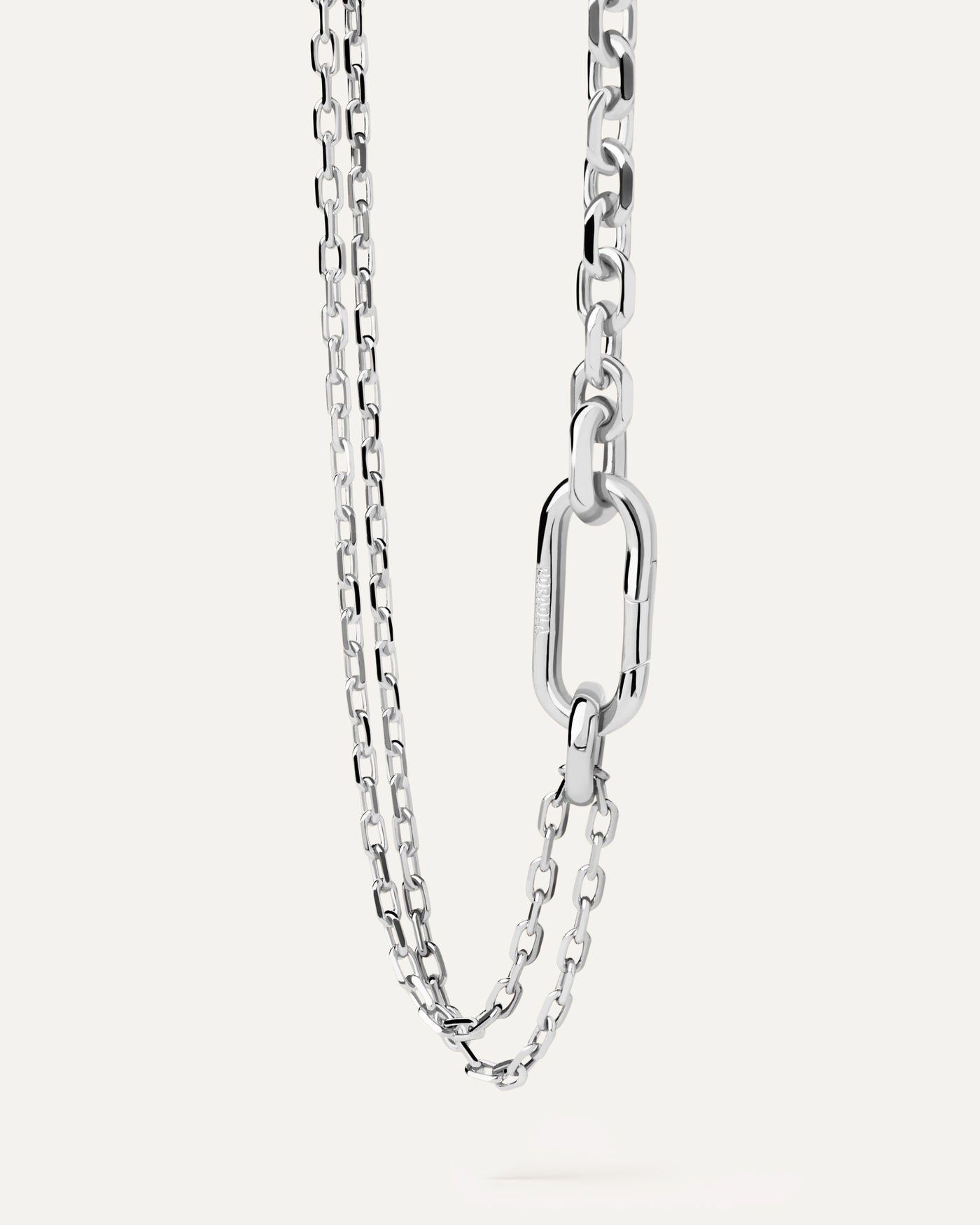 Collana a Catena in Argento Vesta. Collana a doppia catena in argento con grande chiusura e maglie asimmetriche. Acquista le ultime novità di PDPAOLA. Effettua il tuo ordine in tutta sicurezza e non lasciarti sfuggire questo best seller.